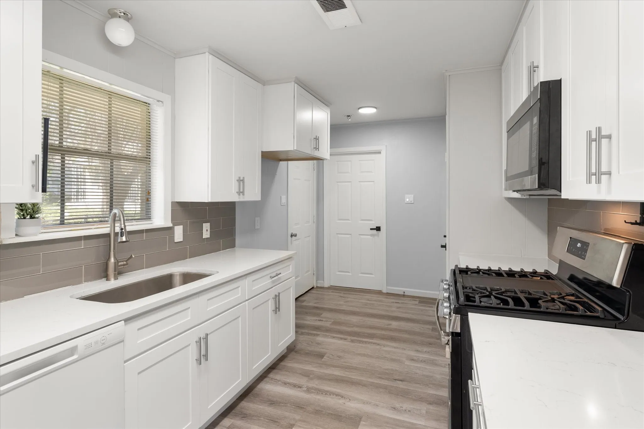 Single Family Residence For Sale in Wood County , 613 Graham Street, Mineola, Texas 75773, 3 Bedroom, 3 Bathroom, 2 Garage spaces, 1,985 Sqft, built in 1960, mls#21230404, Real Estate Agent in Mineola, Homes For Sale in Wood county, Homes For Sale in Mineola, Realtor in Mineola Texas, Real Estate Brokerage Independent Realty Texas, Luminita Cordes Realtor