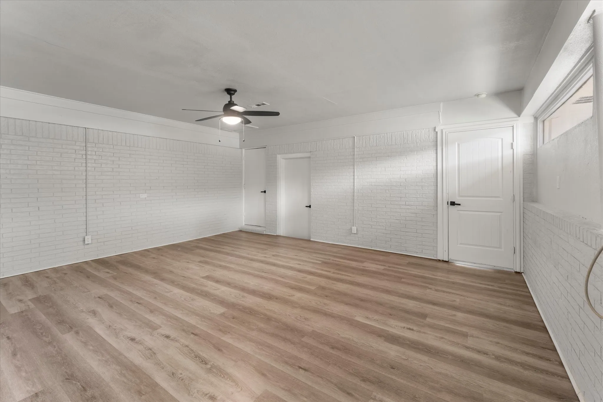 Single Family Residence For Sale in Wood County , 613 Graham Street, Mineola, Texas 75773, 3 Bedroom, 3 Bathroom, 2 Garage spaces, 1,985 Sqft, built in 1960, mls#21230404, Real Estate Agent in Mineola, Homes For Sale in Wood county, Homes For Sale in Mineola, Realtor in Mineola Texas, Real Estate Brokerage Independent Realty Texas, Luminita Cordes Realtor