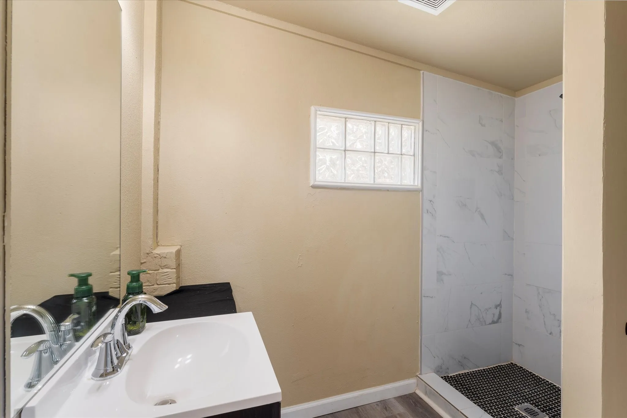 Single Family Residence For Sale in Wood County , 613 Graham Street, Mineola, Texas 75773, 3 Bedroom, 3 Bathroom, 2 Garage spaces, 1,985 Sqft, built in 1960, mls#21230404, Real Estate Agent in Mineola, Homes For Sale in Wood county, Homes For Sale in Mineola, Realtor in Mineola Texas, Real Estate Brokerage Independent Realty Texas, Luminita Cordes Realtor