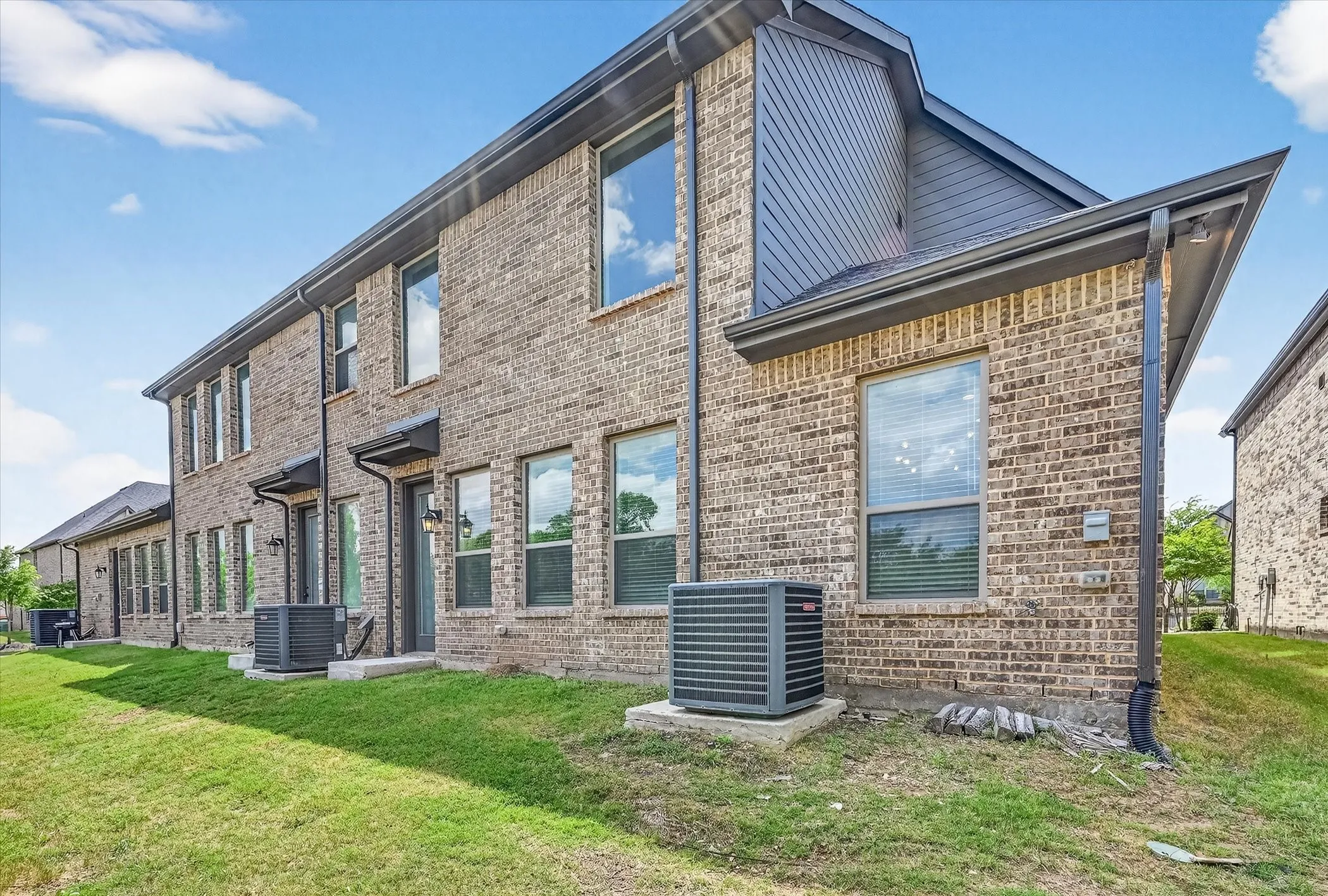 Townhouse For Sale in Tarrant County , 5407 Winged Foot Drive, Arlington, Texas 76017, 3 Bedroom, 3 Bathroom, 2 Garage spaces, 1,877 Sqft, built in 2021, Preowned, mls#21229506, Real Estate Agent in Arlington, Homes For Sale in Tarrant county, Homes For Sale in Arlington, Realtor in Arlington Texas, Real Estate Brokerage Independent Realty Texas, Luminita Cordes Realtor