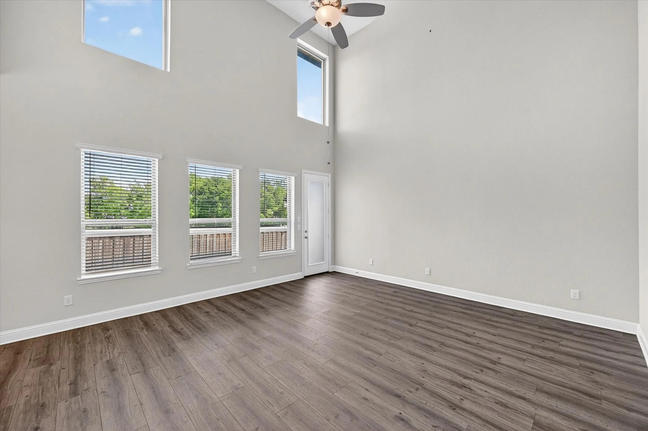 Townhouse For Sale in Tarrant County , 5407 Winged Foot Drive, Arlington, Texas 76017, 3 Bedroom, 3 Bathroom, 2 Garage spaces, 1,877 Sqft, built in 2021, Preowned, mls#21229506, Real Estate Agent in Arlington, Homes For Sale in Tarrant county, Homes For Sale in Arlington, Realtor in Arlington Texas, Real Estate Brokerage Independent Realty Texas, Luminita Cordes Realtor