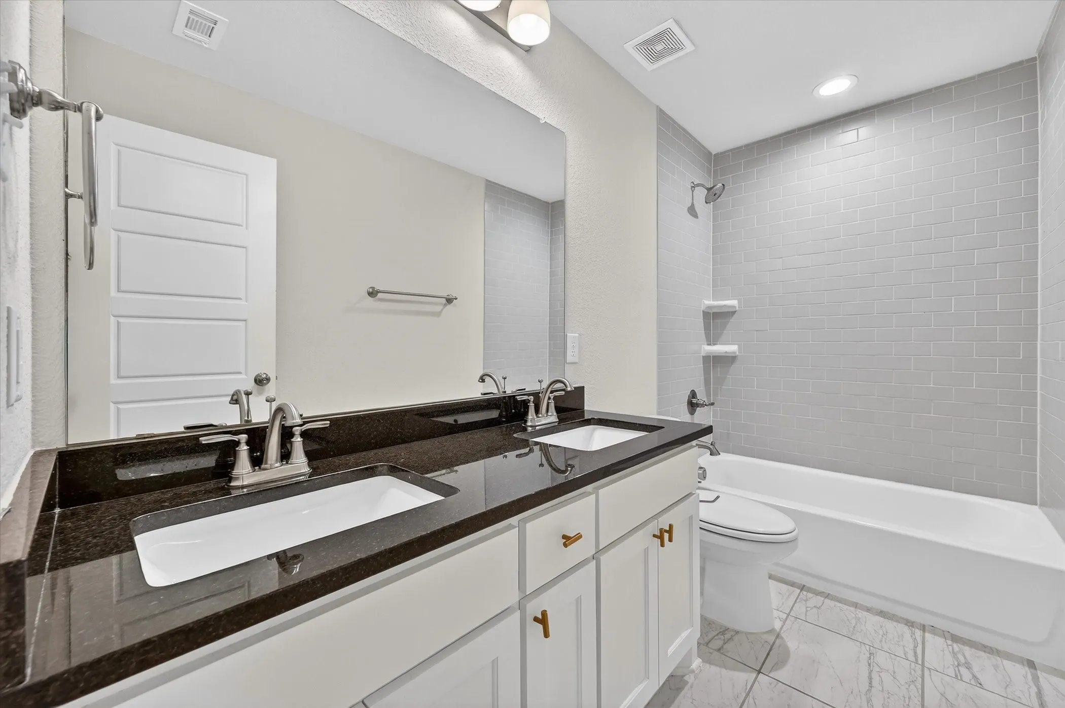 Townhouse For Sale in Tarrant County , 5407 Winged Foot Drive, Arlington, Texas 76017, 3 Bedroom, 3 Bathroom, 2 Garage spaces, 1,877 Sqft, built in 2021, Preowned, mls#21229506, Real Estate Agent in Arlington, Homes For Sale in Tarrant county, Homes For Sale in Arlington, Realtor in Arlington Texas, Real Estate Brokerage Independent Realty Texas, Luminita Cordes Realtor