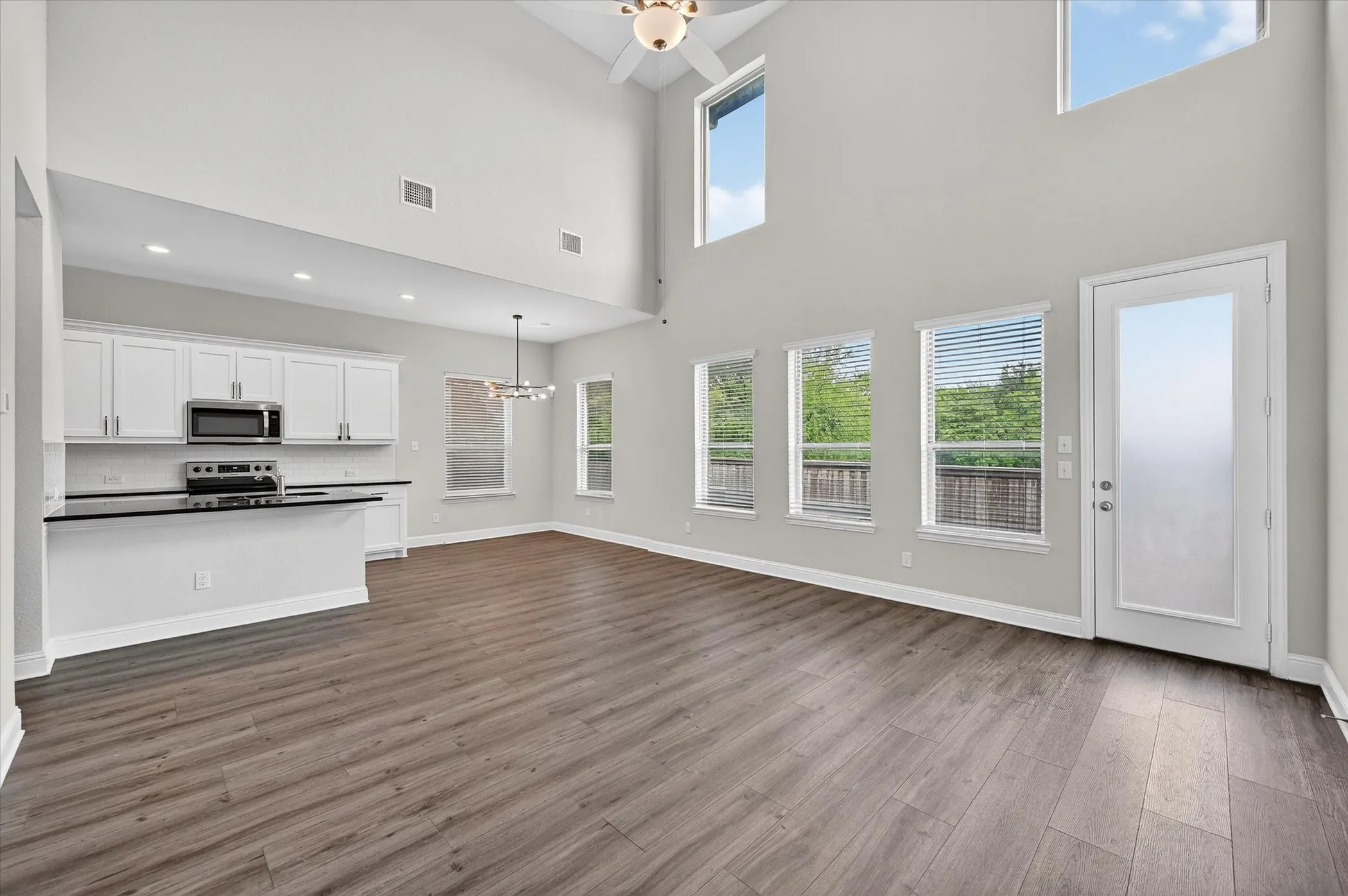 Townhouse For Sale in Tarrant County , 5407 Winged Foot Drive, Arlington, Texas 76017, 3 Bedroom, 3 Bathroom, 2 Garage spaces, 1,877 Sqft, built in 2021, Preowned, mls#21229506, Real Estate Agent in Arlington, Homes For Sale in Tarrant county, Homes For Sale in Arlington, Realtor in Arlington Texas, Real Estate Brokerage Independent Realty Texas, Luminita Cordes Realtor