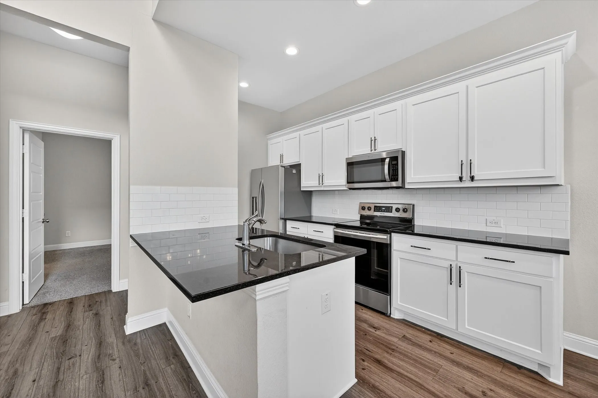 Townhouse For Sale in Tarrant County , 5407 Winged Foot Drive, Arlington, Texas 76017, 3 Bedroom, 3 Bathroom, 2 Garage spaces, 1,877 Sqft, built in 2021, Preowned, mls#21229506, Real Estate Agent in Arlington, Homes For Sale in Tarrant county, Homes For Sale in Arlington, Realtor in Arlington Texas, Real Estate Brokerage Independent Realty Texas, Luminita Cordes Realtor
