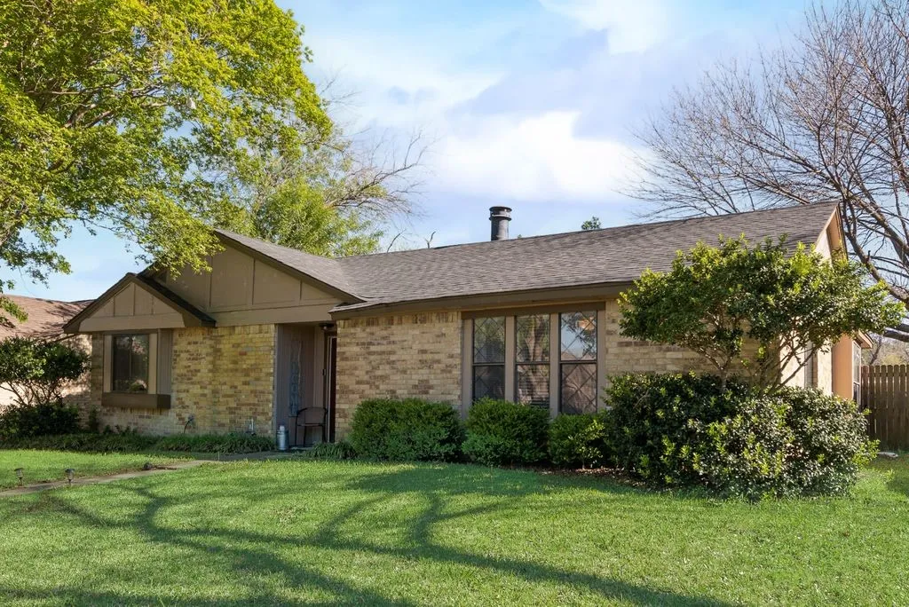 Single Family Residence For Sale in Dallas County , 708 Shady Creek Trail, Mesquite, Texas 75150, 3 Bedroom, 2 Bathroom, 2 Garage spaces, 1,474 Sqft, built in 1982, Preowned, mls#21229518, Real Estate Agent in Mesquite, Homes For Sale in Dallas county, Homes For Sale in Mesquite, Realtor in Mesquite Texas, Real Estate Brokerage Independent Realty Texas, Luminita Cordes Realtor