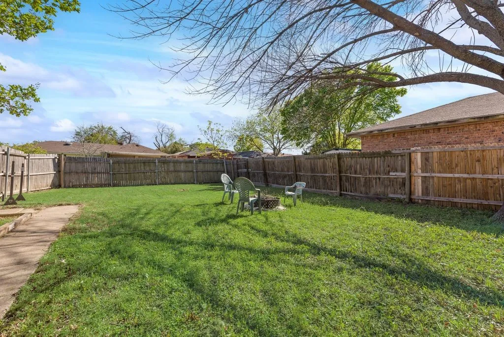 Single Family Residence For Sale in Dallas County , 708 Shady Creek Trail, Mesquite, Texas 75150, 3 Bedroom, 2 Bathroom, 2 Garage spaces, 1,474 Sqft, built in 1982, Preowned, mls#21229518, Real Estate Agent in Mesquite, Homes For Sale in Dallas county, Homes For Sale in Mesquite, Realtor in Mesquite Texas, Real Estate Brokerage Independent Realty Texas, Luminita Cordes Realtor