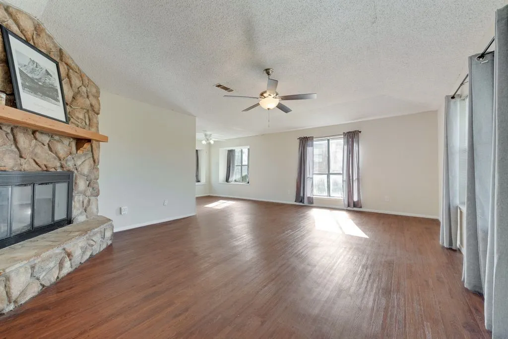 Single Family Residence For Sale in Dallas County , 708 Shady Creek Trail, Mesquite, Texas 75150, 3 Bedroom, 2 Bathroom, 2 Garage spaces, 1,474 Sqft, built in 1982, Preowned, mls#21229518, Real Estate Agent in Mesquite, Homes For Sale in Dallas county, Homes For Sale in Mesquite, Realtor in Mesquite Texas, Real Estate Brokerage Independent Realty Texas, Luminita Cordes Realtor