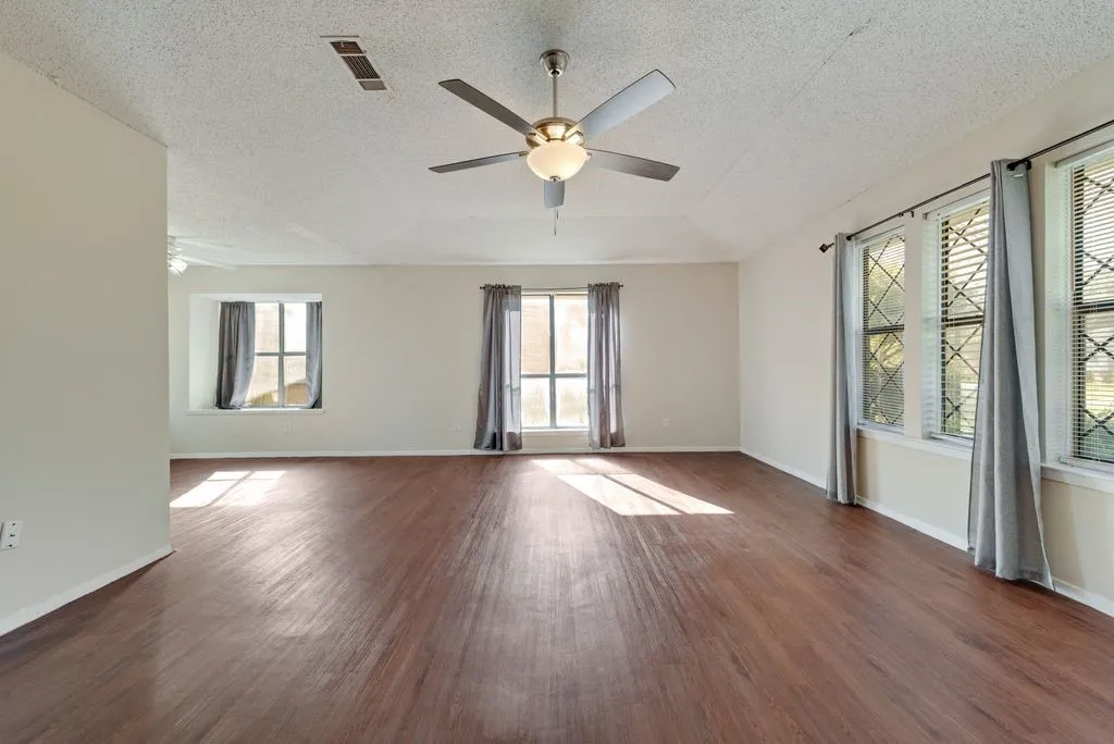 Single Family Residence For Sale in Dallas County , 708 Shady Creek Trail, Mesquite, Texas 75150, 3 Bedroom, 2 Bathroom, 2 Garage spaces, 1,474 Sqft, built in 1982, Preowned, mls#21229518, Real Estate Agent in Mesquite, Homes For Sale in Dallas county, Homes For Sale in Mesquite, Realtor in Mesquite Texas, Real Estate Brokerage Independent Realty Texas, Luminita Cordes Realtor