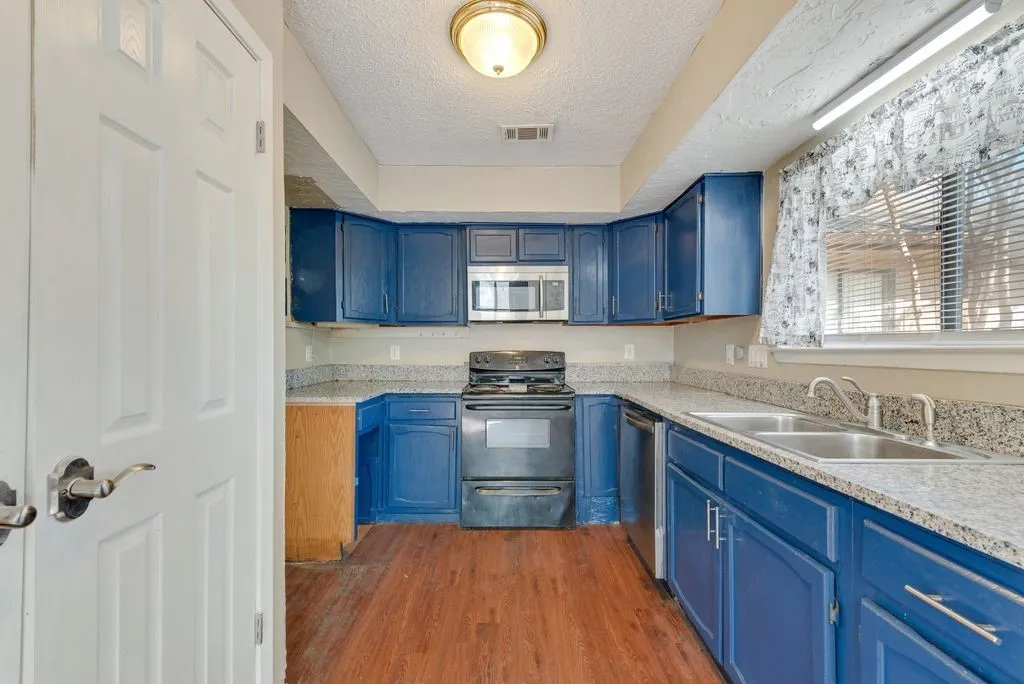 Single Family Residence For Sale in Dallas County , 708 Shady Creek Trail, Mesquite, Texas 75150, 3 Bedroom, 2 Bathroom, 2 Garage spaces, 1,474 Sqft, built in 1982, Preowned, mls#21229518, Real Estate Agent in Mesquite, Homes For Sale in Dallas county, Homes For Sale in Mesquite, Realtor in Mesquite Texas, Real Estate Brokerage Independent Realty Texas, Luminita Cordes Realtor