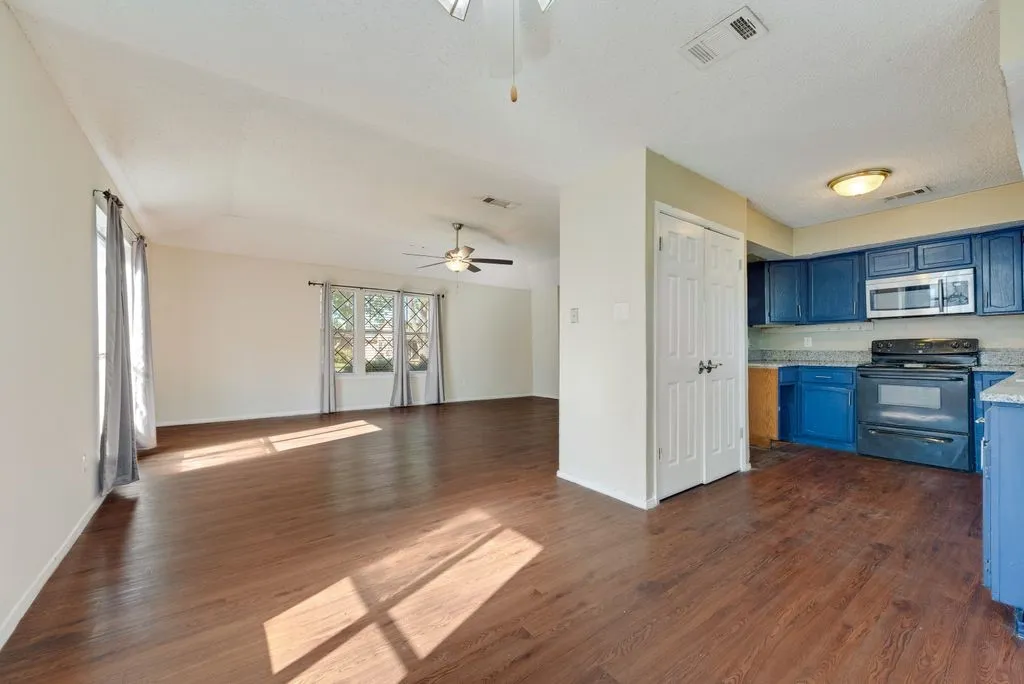 Single Family Residence For Sale in Dallas County , 708 Shady Creek Trail, Mesquite, Texas 75150, 3 Bedroom, 2 Bathroom, 2 Garage spaces, 1,474 Sqft, built in 1982, Preowned, mls#21229518, Real Estate Agent in Mesquite, Homes For Sale in Dallas county, Homes For Sale in Mesquite, Realtor in Mesquite Texas, Real Estate Brokerage Independent Realty Texas, Luminita Cordes Realtor