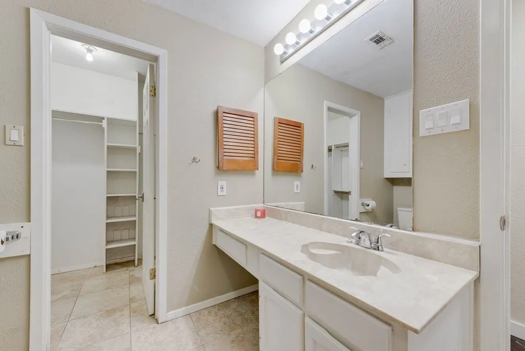 Single Family Residence For Sale in Dallas County , 708 Shady Creek Trail, Mesquite, Texas 75150, 3 Bedroom, 2 Bathroom, 2 Garage spaces, 1,474 Sqft, built in 1982, Preowned, mls#21229518, Real Estate Agent in Mesquite, Homes For Sale in Dallas county, Homes For Sale in Mesquite, Realtor in Mesquite Texas, Real Estate Brokerage Independent Realty Texas, Luminita Cordes Realtor