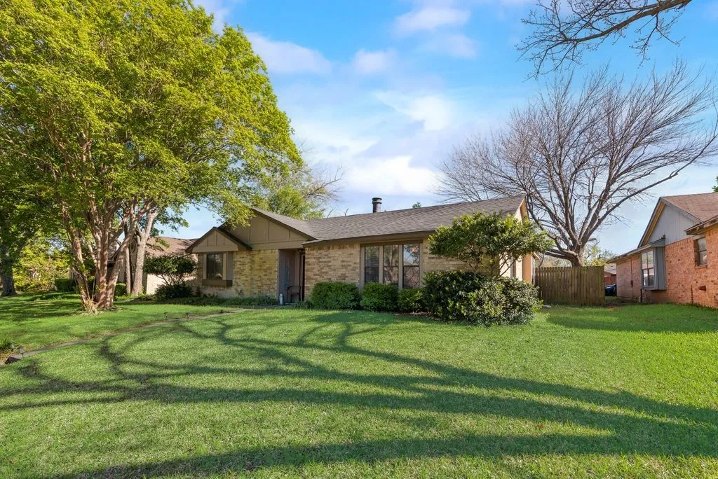 Single Family Residence For Sale in Dallas County , 708 Shady Creek Trail, Mesquite, Texas 75150, 3 Bedroom, 2 Bathroom, 2 Garage spaces, 1,474 Sqft, built in 1982, Preowned, mls#21229518, Real Estate Agent in Mesquite, Homes For Sale in Dallas county, Homes For Sale in Mesquite, Realtor in Mesquite Texas, Real Estate Brokerage Independent Realty Texas, Luminita Cordes Realtor