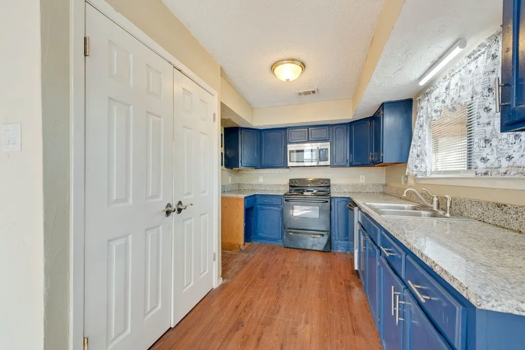 Single Family Residence For Sale in Dallas County , 708 Shady Creek Trail, Mesquite, Texas 75150, 3 Bedroom, 2 Bathroom, 2 Garage spaces, 1,474 Sqft, built in 1982, Preowned, mls#21229518, Real Estate Agent in Mesquite, Homes For Sale in Dallas county, Homes For Sale in Mesquite, Realtor in Mesquite Texas, Real Estate Brokerage Independent Realty Texas, Luminita Cordes Realtor
