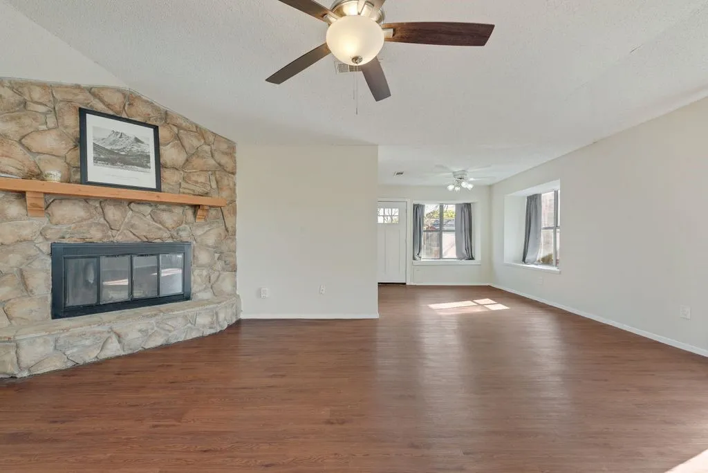 Single Family Residence For Sale in Dallas County , 708 Shady Creek Trail, Mesquite, Texas 75150, 3 Bedroom, 2 Bathroom, 2 Garage spaces, 1,474 Sqft, built in 1982, Preowned, mls#21229518, Real Estate Agent in Mesquite, Homes For Sale in Dallas county, Homes For Sale in Mesquite, Realtor in Mesquite Texas, Real Estate Brokerage Independent Realty Texas, Luminita Cordes Realtor