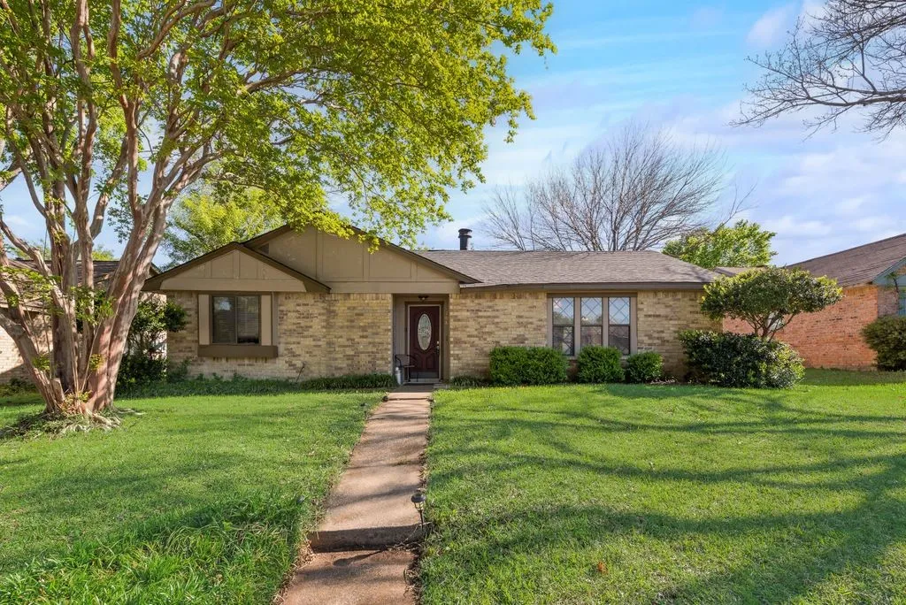 Single Family Residence For Sale in Dallas County , 708 Shady Creek Trail, Mesquite, Texas 75150, 3 Bedroom, 2 Bathroom, 2 Garage spaces, 1,474 Sqft, built in 1982, Preowned, mls#21229518, Real Estate Agent in Mesquite, Homes For Sale in Dallas county, Homes For Sale in Mesquite, Realtor in Mesquite Texas, Real Estate Brokerage Independent Realty Texas, Luminita Cordes Realtor
