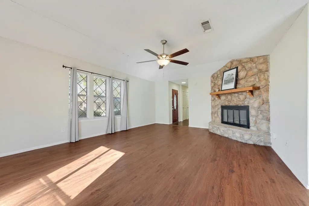 Single Family Residence For Sale in Dallas County , 708 Shady Creek Trail, Mesquite, Texas 75150, 3 Bedroom, 2 Bathroom, 2 Garage spaces, 1,474 Sqft, built in 1982, Preowned, mls#21229518, Real Estate Agent in Mesquite, Homes For Sale in Dallas county, Homes For Sale in Mesquite, Realtor in Mesquite Texas, Real Estate Brokerage Independent Realty Texas, Luminita Cordes Realtor
