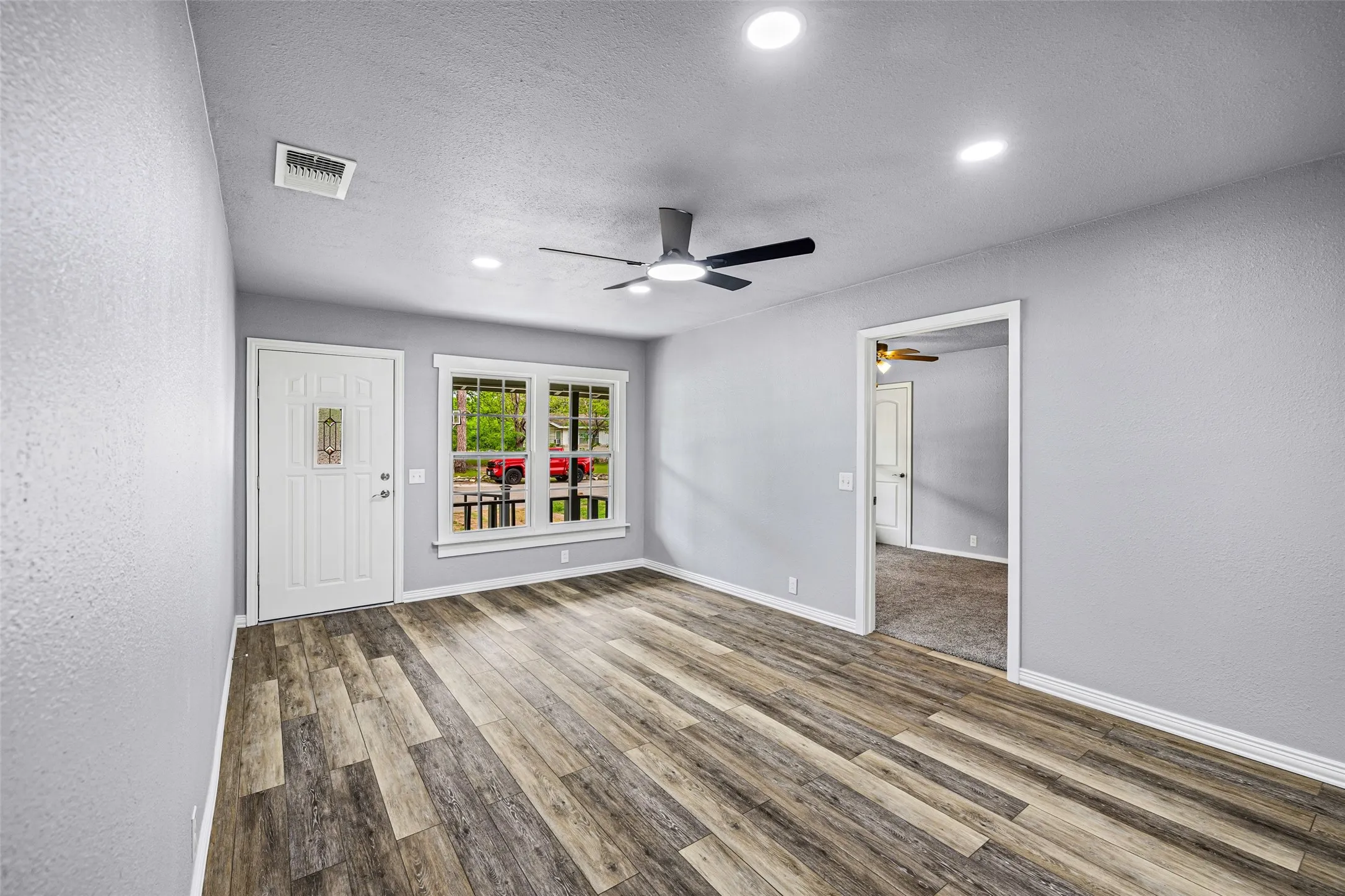 Single Family Residence For Sale in Hood County , 203 S Lancaster Street, Granbury, Texas 76048, 3 Bedroom, 2 Bathroom, Garage spaces, 1,192 Sqft, built in 1956, Preowned, mls#21228520, Real Estate Agent in Granbury, Homes For Sale in Hood county, Homes For Sale in Granbury, Realtor in Granbury Texas, Real Estate Brokerage Independent Realty Texas, Luminita Cordes Realtor
