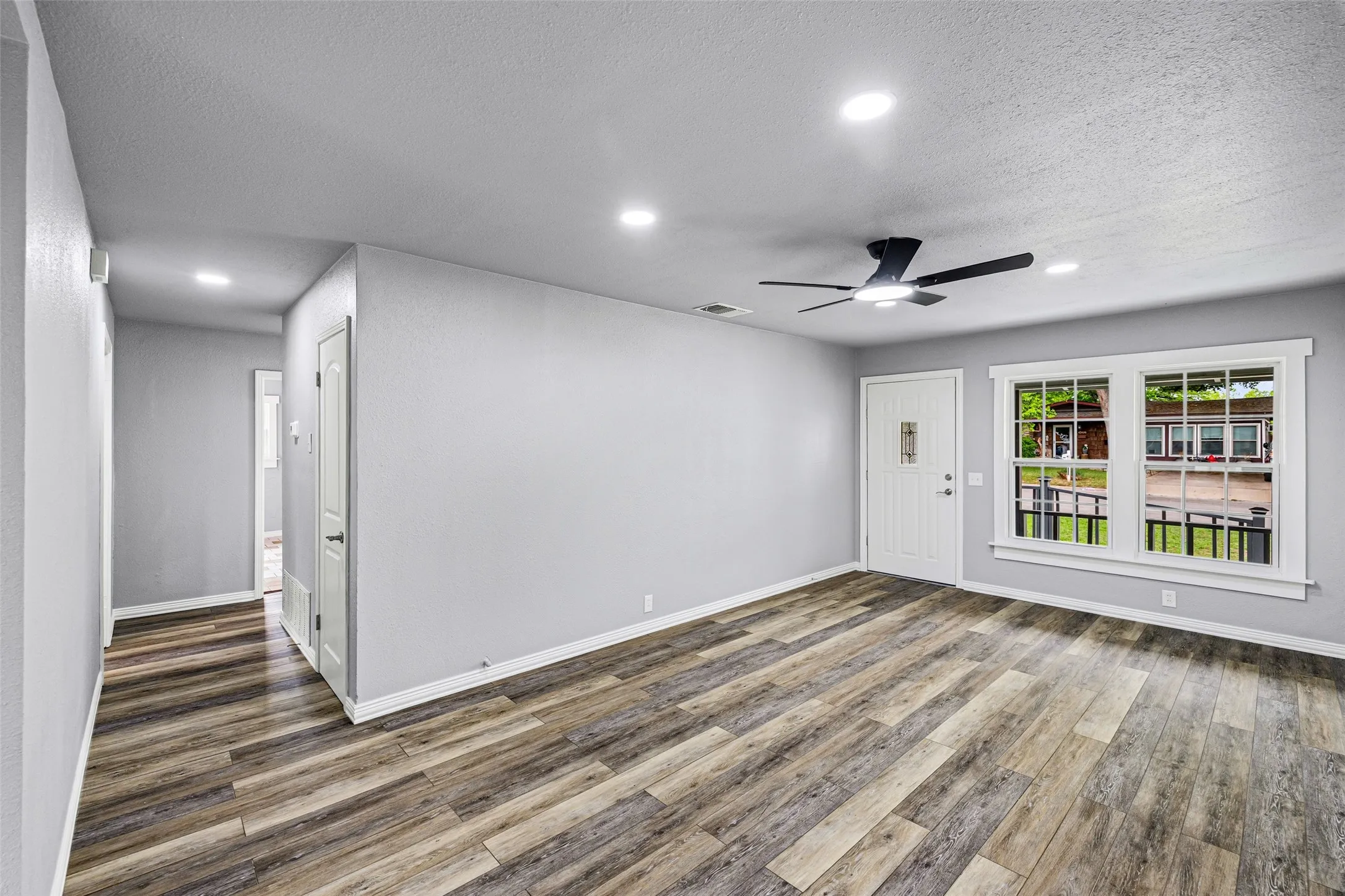 Single Family Residence For Sale in Hood County , 203 S Lancaster Street, Granbury, Texas 76048, 3 Bedroom, 2 Bathroom, Garage spaces, 1,192 Sqft, built in 1956, Preowned, mls#21228520, Real Estate Agent in Granbury, Homes For Sale in Hood county, Homes For Sale in Granbury, Realtor in Granbury Texas, Real Estate Brokerage Independent Realty Texas, Luminita Cordes Realtor
