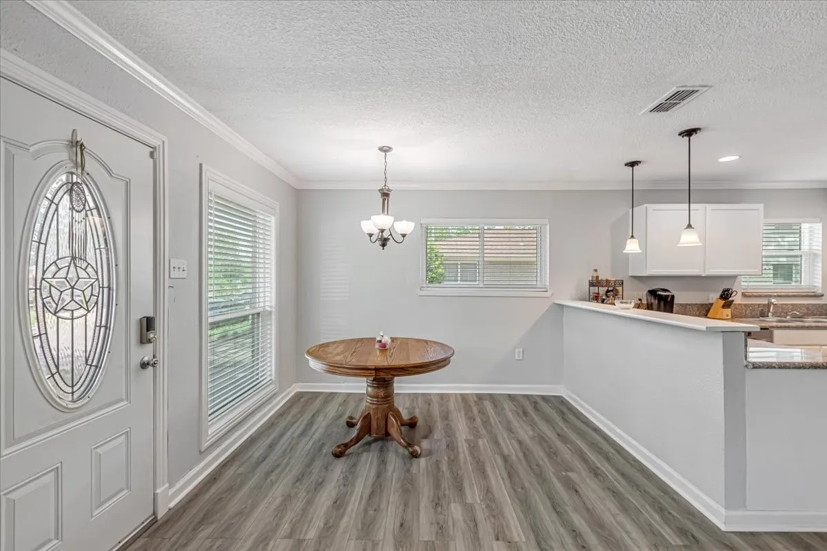 Single Family Residence For Sale in Denton County , 713 Bailey Street, Denton, Texas 76205, 4 Bedroom, 2 Bathroom, Garage spaces, 1,700 Sqft, built in 1969, Preowned, mls#21227383, Real Estate Agent in Denton, Homes For Sale in Denton county, Homes For Sale in Denton, Realtor in Denton Texas, Real Estate Brokerage Independent Realty Texas, Luminita Cordes Realtor