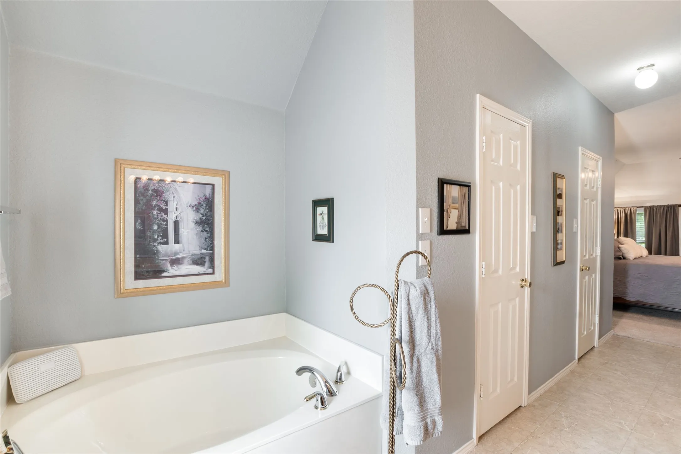Garden tub in ensuite