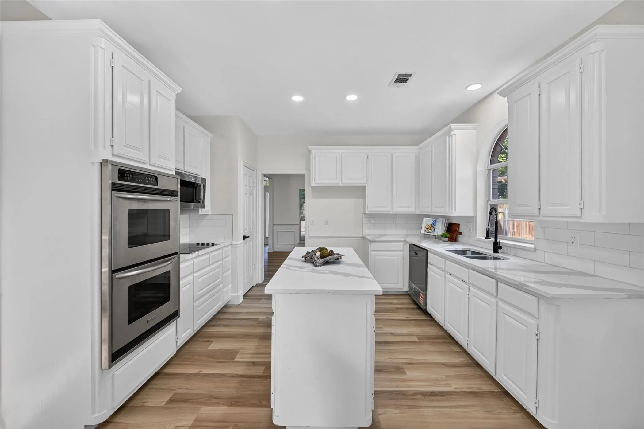 Single Family Residence For Sale in Tarrant County , 6215 Kingswood Drive, Arlington, Texas 76001, 5 Bedroom, 3 Bathroom, 2 Garage spaces, 2,790 Sqft, built in 1993, mls#21205270, Real Estate Agent in Arlington, Homes For Sale in Tarrant county, Homes For Sale in Arlington, Realtor in Arlington Texas, Real Estate Brokerage Independent Realty Texas, Luminita Cordes Realtor