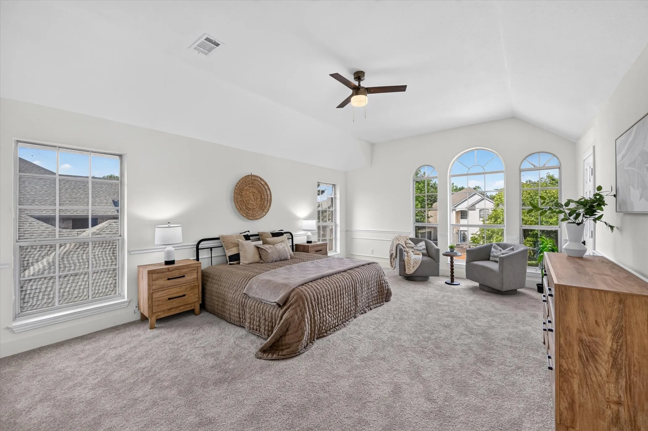 Single Family Residence For Sale in Tarrant County , 6215 Kingswood Drive, Arlington, Texas 76001, 5 Bedroom, 3 Bathroom, 2 Garage spaces, 2,790 Sqft, built in 1993, mls#21205270, Real Estate Agent in Arlington, Homes For Sale in Tarrant county, Homes For Sale in Arlington, Realtor in Arlington Texas, Real Estate Brokerage Independent Realty Texas, Luminita Cordes Realtor