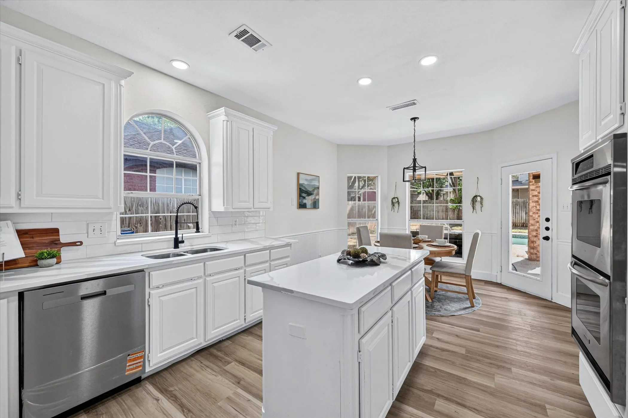 Single Family Residence For Sale in Tarrant County , 6215 Kingswood Drive, Arlington, Texas 76001, 5 Bedroom, 3 Bathroom, 2 Garage spaces, 2,790 Sqft, built in 1993, mls#21205270, Real Estate Agent in Arlington, Homes For Sale in Tarrant county, Homes For Sale in Arlington, Realtor in Arlington Texas, Real Estate Brokerage Independent Realty Texas, Luminita Cordes Realtor