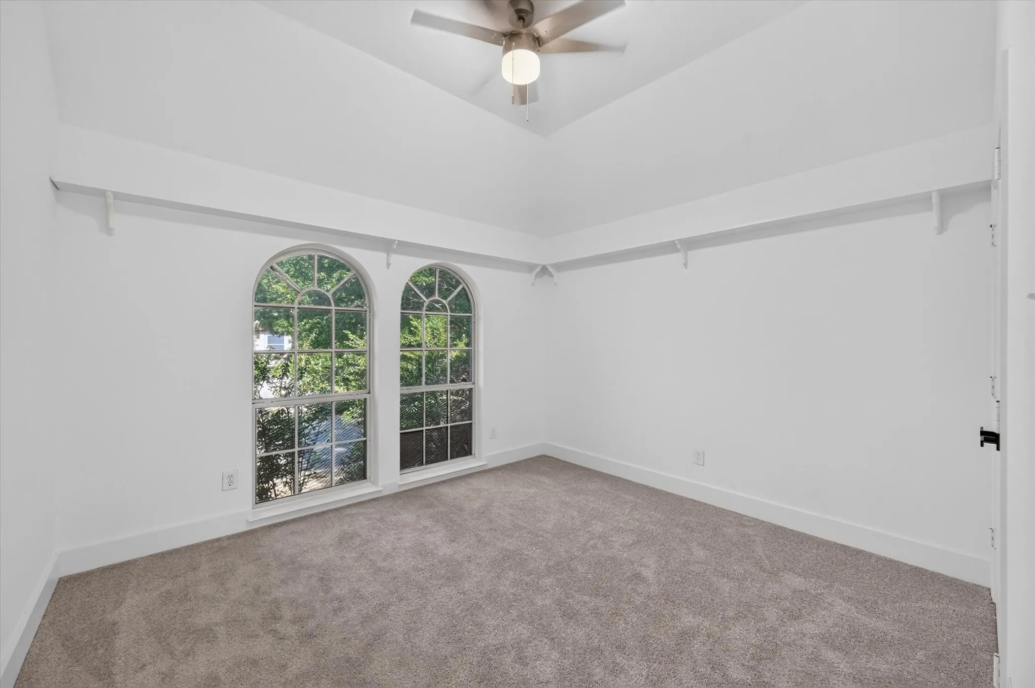 Single Family Residence For Sale in Tarrant County , 6215 Kingswood Drive, Arlington, Texas 76001, 5 Bedroom, 3 Bathroom, 2 Garage spaces, 2,790 Sqft, built in 1993, mls#21205270, Real Estate Agent in Arlington, Homes For Sale in Tarrant county, Homes For Sale in Arlington, Realtor in Arlington Texas, Real Estate Brokerage Independent Realty Texas, Luminita Cordes Realtor
