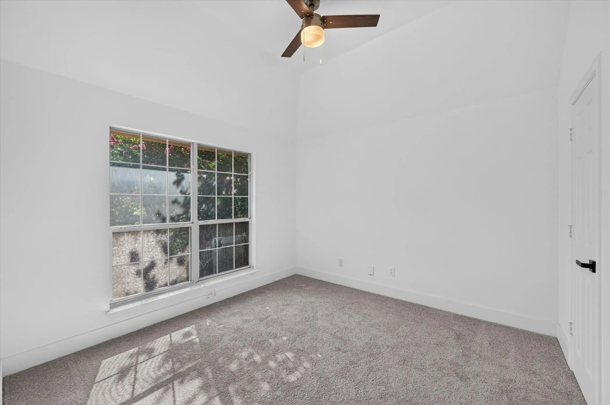 Single Family Residence For Sale in Tarrant County , 6215 Kingswood Drive, Arlington, Texas 76001, 5 Bedroom, 3 Bathroom, 2 Garage spaces, 2,790 Sqft, built in 1993, mls#21205270, Real Estate Agent in Arlington, Homes For Sale in Tarrant county, Homes For Sale in Arlington, Realtor in Arlington Texas, Real Estate Brokerage Independent Realty Texas, Luminita Cordes Realtor