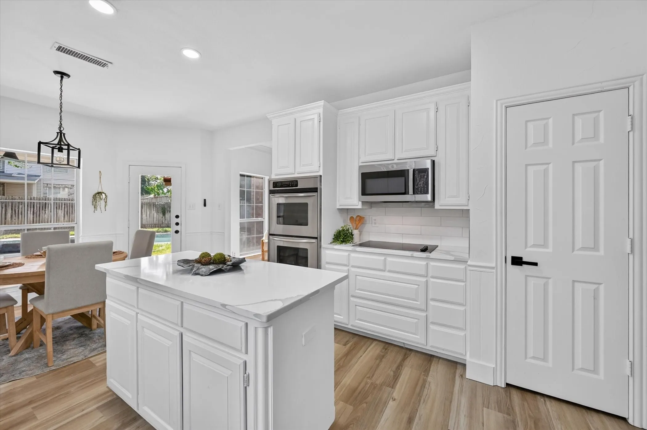 Single Family Residence For Sale in Tarrant County , 6215 Kingswood Drive, Arlington, Texas 76001, 5 Bedroom, 3 Bathroom, 2 Garage spaces, 2,790 Sqft, built in 1993, mls#21205270, Real Estate Agent in Arlington, Homes For Sale in Tarrant county, Homes For Sale in Arlington, Realtor in Arlington Texas, Real Estate Brokerage Independent Realty Texas, Luminita Cordes Realtor