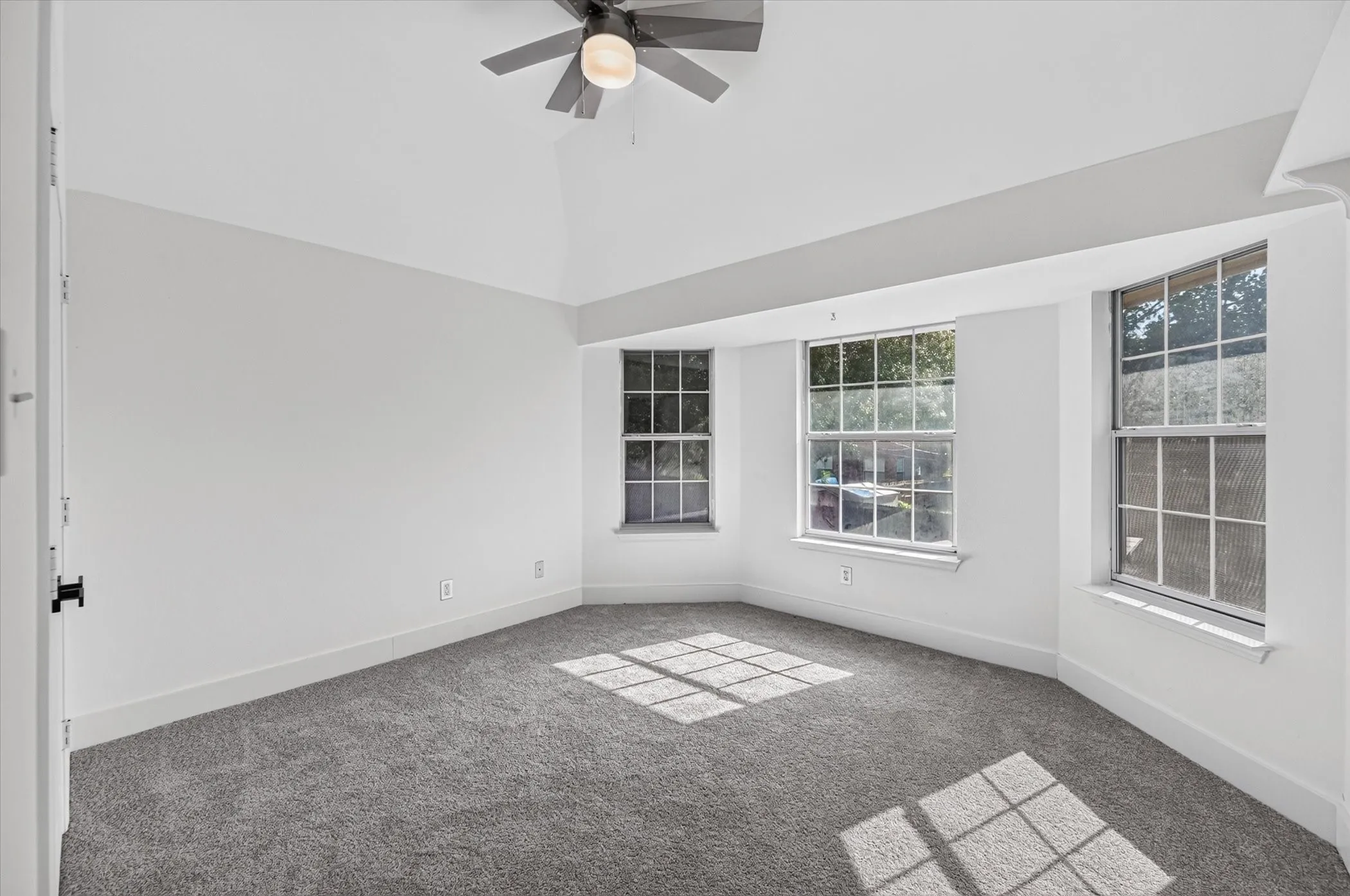 Single Family Residence For Sale in Tarrant County , 6215 Kingswood Drive, Arlington, Texas 76001, 5 Bedroom, 3 Bathroom, 2 Garage spaces, 2,790 Sqft, built in 1993, mls#21205270, Real Estate Agent in Arlington, Homes For Sale in Tarrant county, Homes For Sale in Arlington, Realtor in Arlington Texas, Real Estate Brokerage Independent Realty Texas, Luminita Cordes Realtor
