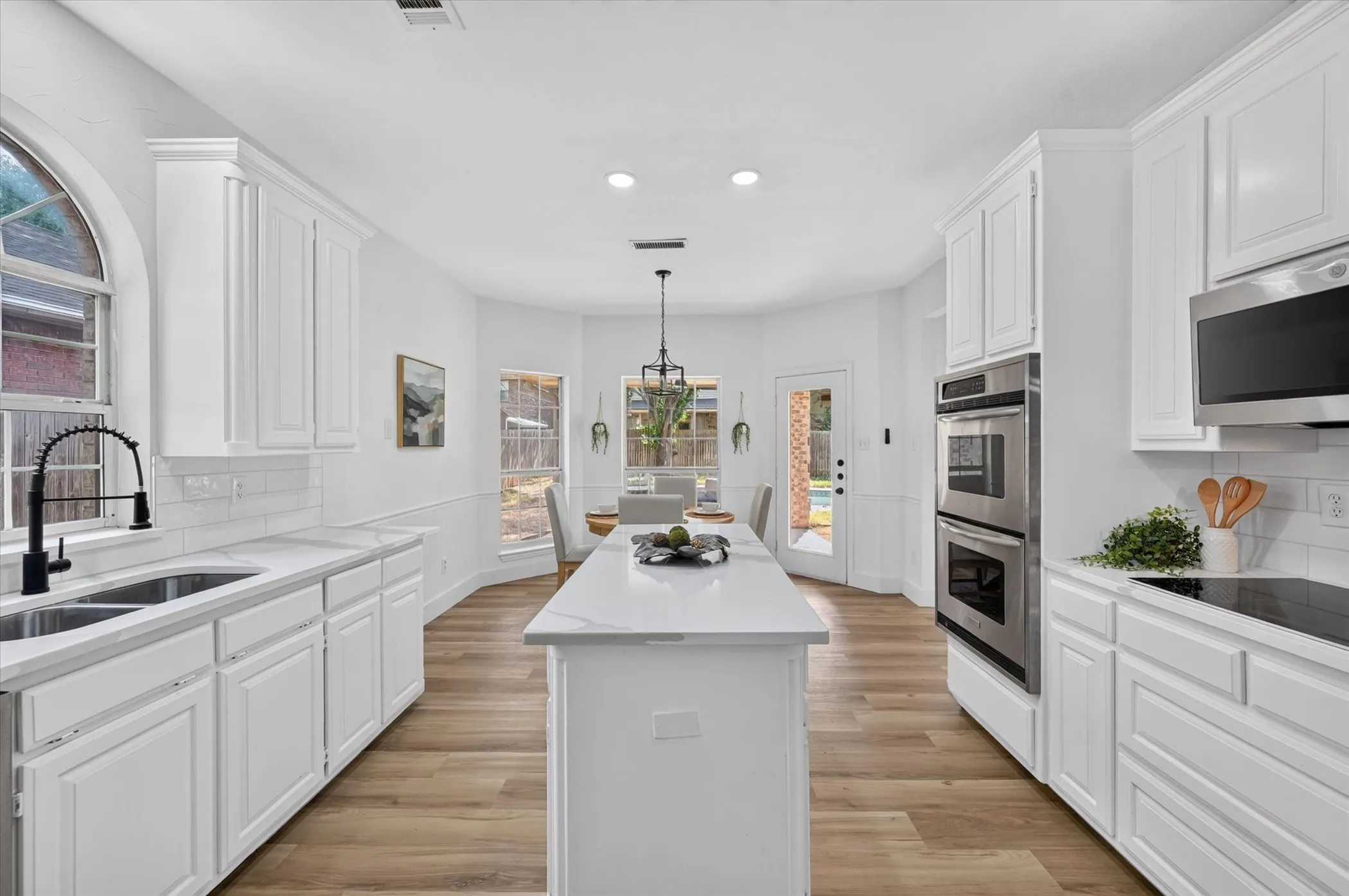 Single Family Residence For Sale in Tarrant County , 6215 Kingswood Drive, Arlington, Texas 76001, 5 Bedroom, 3 Bathroom, 2 Garage spaces, 2,790 Sqft, built in 1993, mls#21205270, Real Estate Agent in Arlington, Homes For Sale in Tarrant county, Homes For Sale in Arlington, Realtor in Arlington Texas, Real Estate Brokerage Independent Realty Texas, Luminita Cordes Realtor