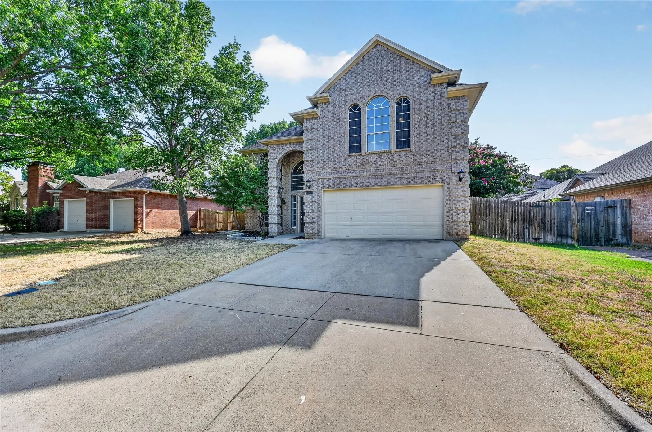 Single Family Residence For Sale in Tarrant County , 6215 Kingswood Drive, Arlington, Texas 76001, 5 Bedroom, 3 Bathroom, 2 Garage spaces, 2,790 Sqft, built in 1993, mls#21205270, Real Estate Agent in Arlington, Homes For Sale in Tarrant county, Homes For Sale in Arlington, Realtor in Arlington Texas, Real Estate Brokerage Independent Realty Texas, Luminita Cordes Realtor