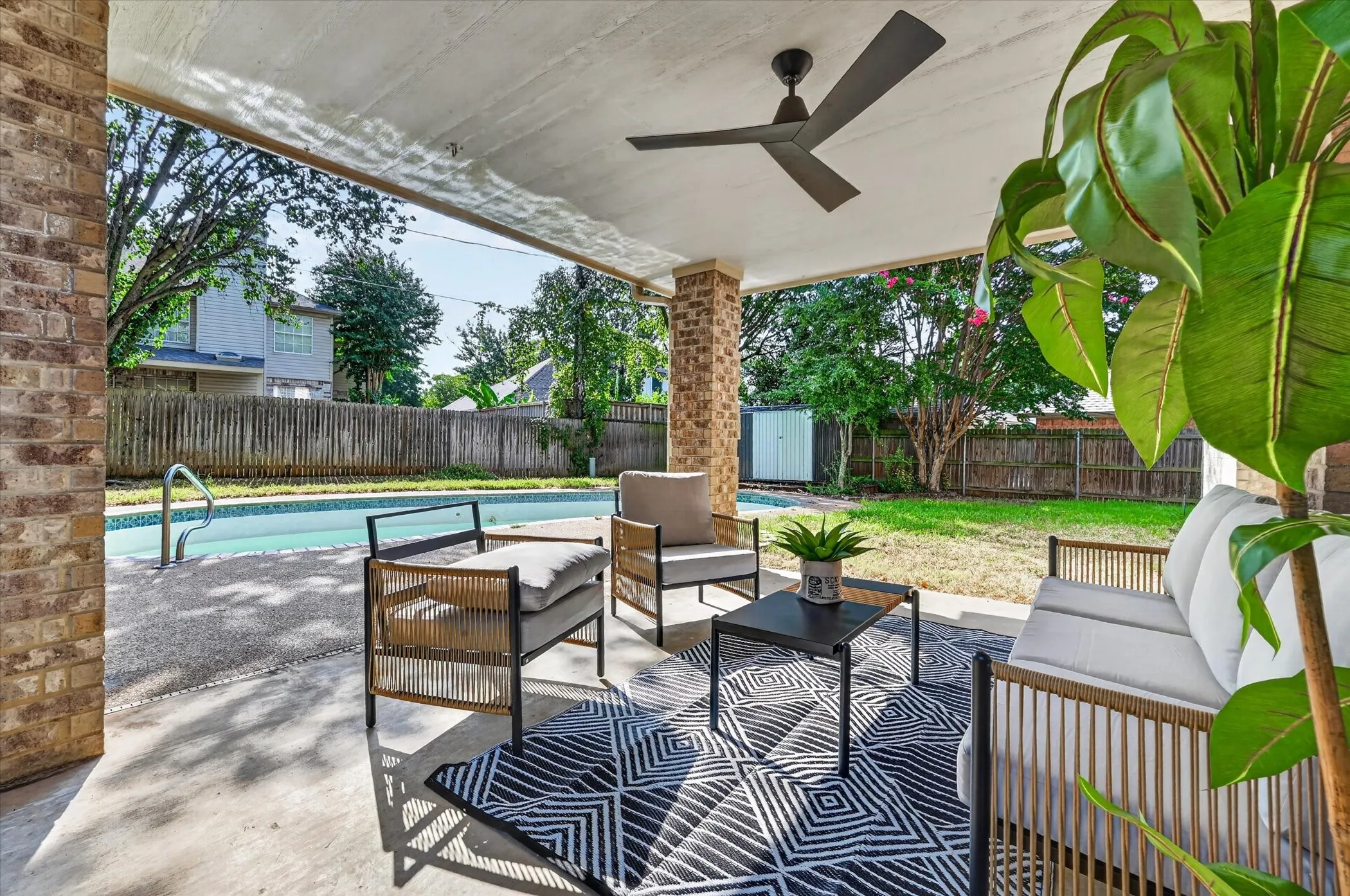 Single Family Residence For Sale in Tarrant County , 6215 Kingswood Drive, Arlington, Texas 76001, 5 Bedroom, 3 Bathroom, 2 Garage spaces, 2,790 Sqft, built in 1993, mls#21205270, Real Estate Agent in Arlington, Homes For Sale in Tarrant county, Homes For Sale in Arlington, Realtor in Arlington Texas, Real Estate Brokerage Independent Realty Texas, Luminita Cordes Realtor