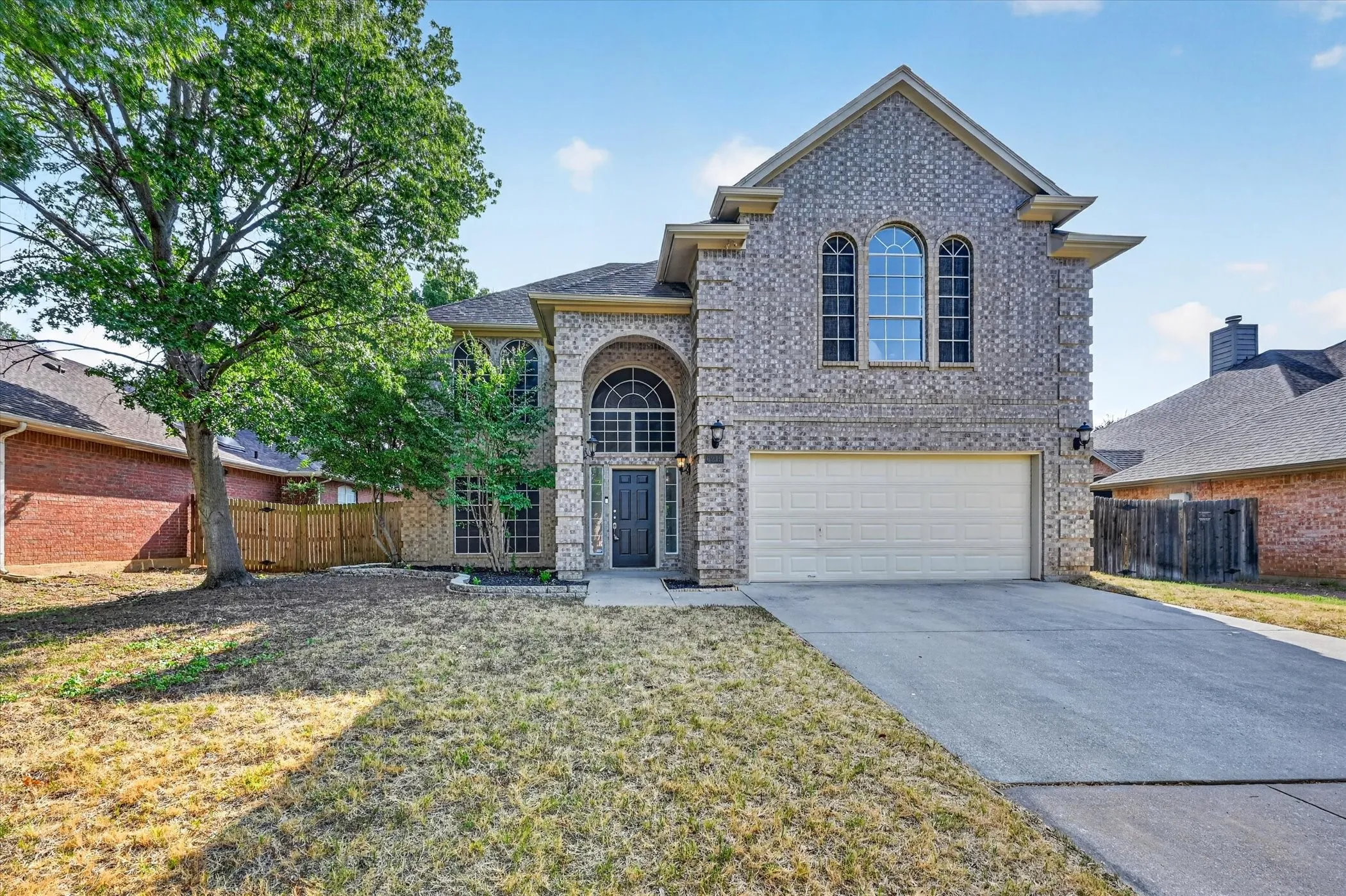 Single Family Residence For Sale in Tarrant County , 6215 Kingswood Drive, Arlington, Texas 76001, 5 Bedroom, 3 Bathroom, 2 Garage spaces, 2,790 Sqft, built in 1993, mls#21205270, Real Estate Agent in Arlington, Homes For Sale in Tarrant county, Homes For Sale in Arlington, Realtor in Arlington Texas, Real Estate Brokerage Independent Realty Texas, Luminita Cordes Realtor