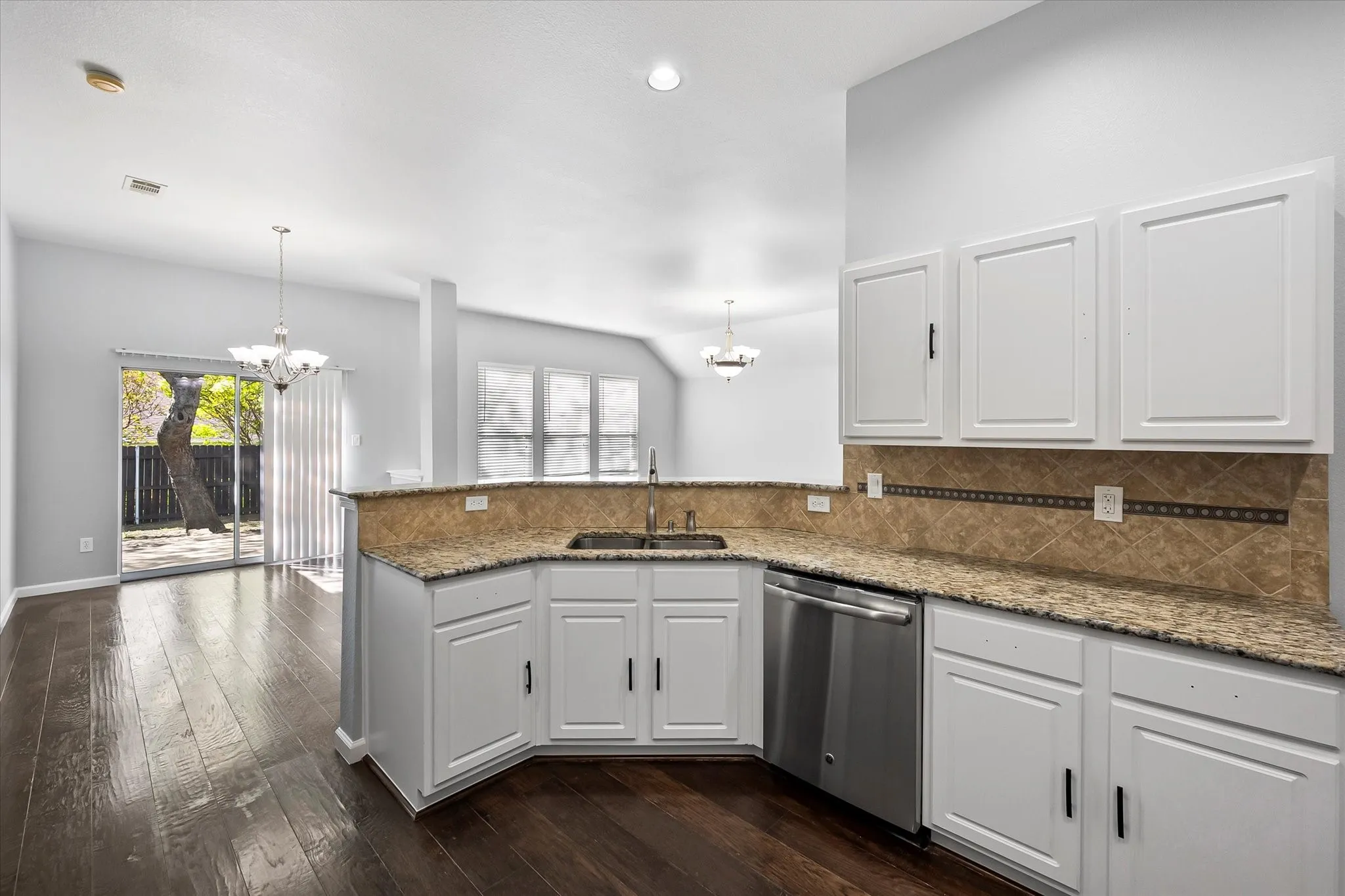 Single Family Residence For Rent in Tarrant County , 2204 Windcastle Drive, Mansfield, Texas 76063, 3 Bedroom, 2 Bathroom, 2 Garage spaces, 2,226 Sqft, built in 2004, Preowned, mls#21230579, Real Estate Agent in Mansfield, Homes For Rent in Tarrant county, Homes For Rent in Mansfield, Realtor in Mansfield Texas, Real Estate Brokerage Independent Realty Texas, Luminita Cordes Realtor