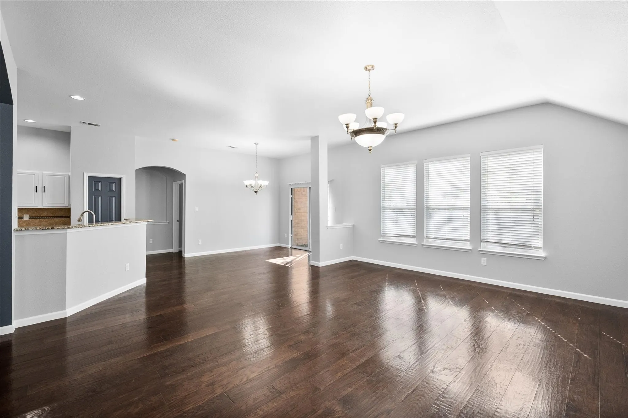 Single Family Residence For Rent in Tarrant County , 2204 Windcastle Drive, Mansfield, Texas 76063, 3 Bedroom, 2 Bathroom, 2 Garage spaces, 2,226 Sqft, built in 2004, Preowned, mls#21230579, Real Estate Agent in Mansfield, Homes For Rent in Tarrant county, Homes For Rent in Mansfield, Realtor in Mansfield Texas, Real Estate Brokerage Independent Realty Texas, Luminita Cordes Realtor