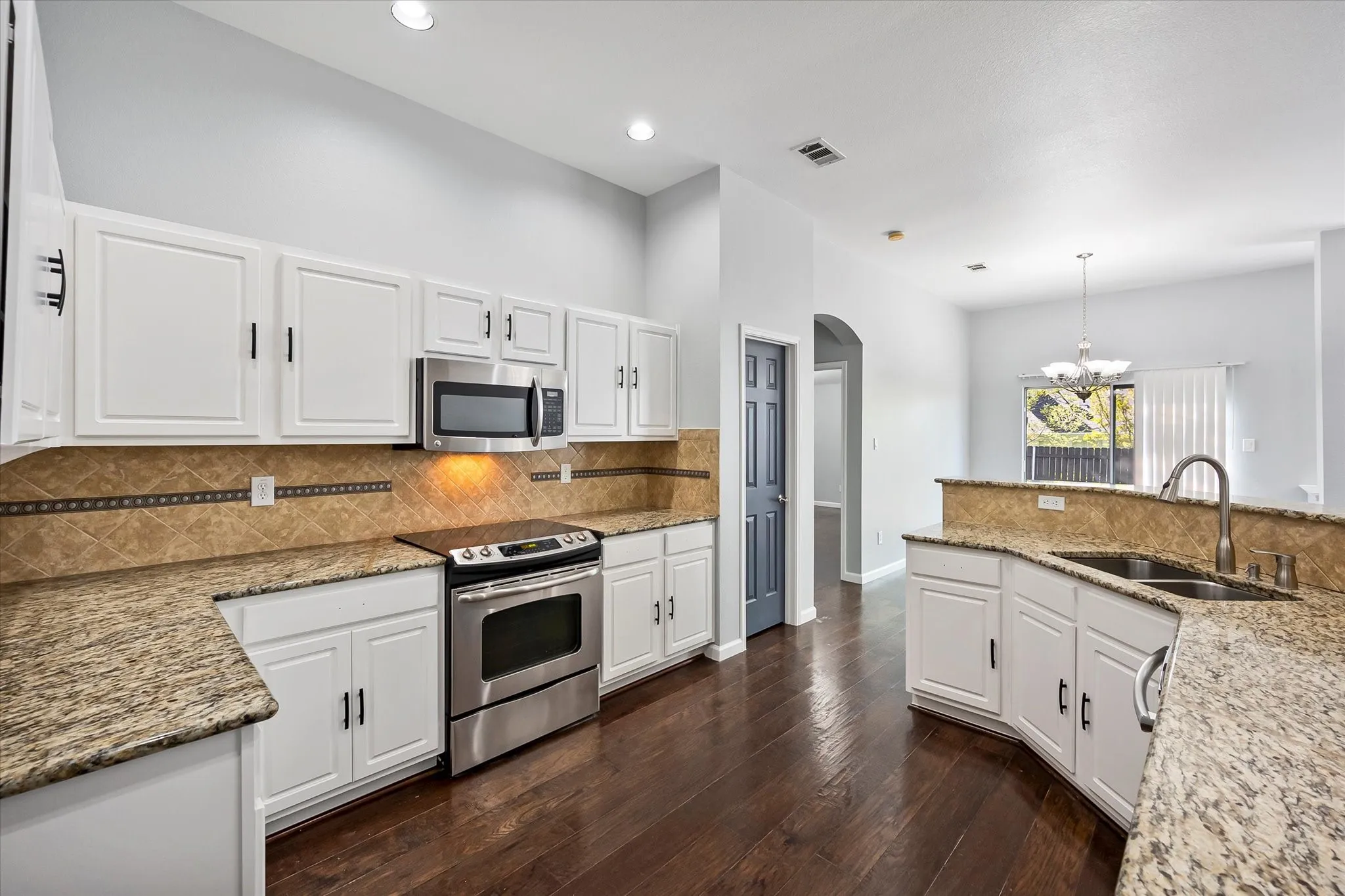 Single Family Residence For Rent in Tarrant County , 2204 Windcastle Drive, Mansfield, Texas 76063, 3 Bedroom, 2 Bathroom, 2 Garage spaces, 2,226 Sqft, built in 2004, Preowned, mls#21230579, Real Estate Agent in Mansfield, Homes For Rent in Tarrant county, Homes For Rent in Mansfield, Realtor in Mansfield Texas, Real Estate Brokerage Independent Realty Texas, Luminita Cordes Realtor