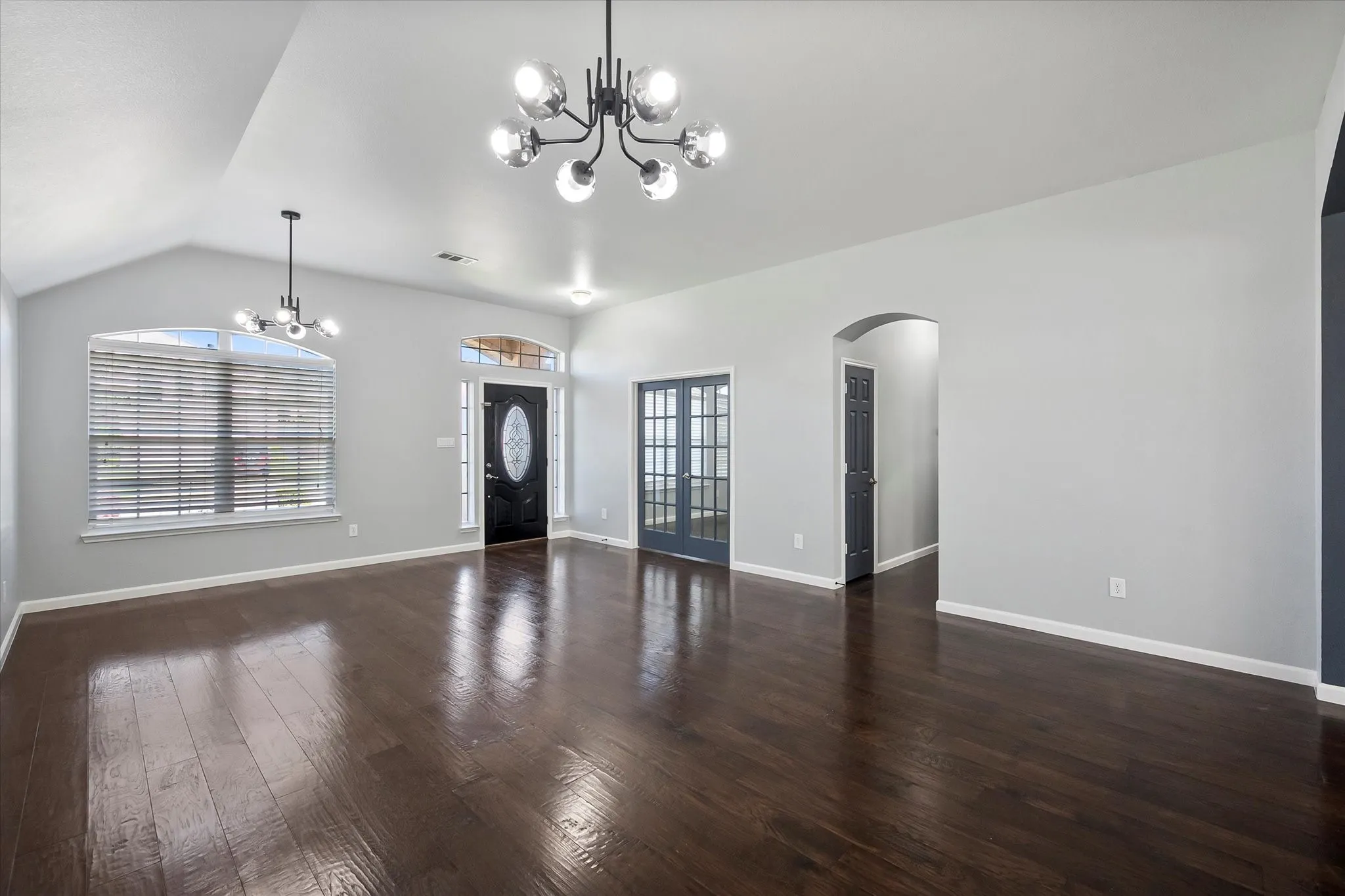 Single Family Residence For Rent in Tarrant County , 2204 Windcastle Drive, Mansfield, Texas 76063, 3 Bedroom, 2 Bathroom, 2 Garage spaces, 2,226 Sqft, built in 2004, Preowned, mls#21230579, Real Estate Agent in Mansfield, Homes For Rent in Tarrant county, Homes For Rent in Mansfield, Realtor in Mansfield Texas, Real Estate Brokerage Independent Realty Texas, Luminita Cordes Realtor