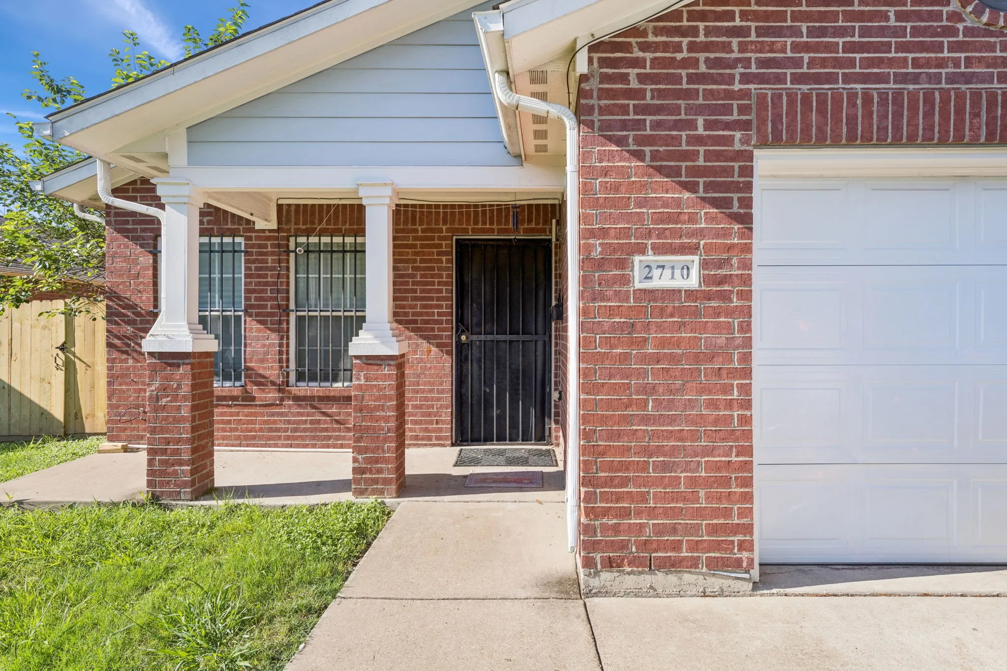 Single Family Residence For Sale in Dallas County , 2710 Silkwood Street, Dallas, Texas 75215, 3 Bedroom, 2 Bathroom, 1 Garage spaces, 1,279 Sqft, built in 2012, mls#21212636, Real Estate Agent in Dallas, Homes For Sale in Dallas county, Homes For Sale in Dallas, Realtor in Dallas Texas, Real Estate Brokerage Independent Realty Texas, Luminita Cordes Realtor