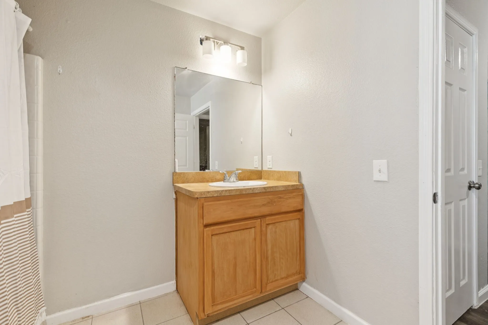 Single Family Residence For Sale in Dallas County , 2710 Silkwood Street, Dallas, Texas 75215, 3 Bedroom, 2 Bathroom, 1 Garage spaces, 1,279 Sqft, built in 2012, mls#21212636, Real Estate Agent in Dallas, Homes For Sale in Dallas county, Homes For Sale in Dallas, Realtor in Dallas Texas, Real Estate Brokerage Independent Realty Texas, Luminita Cordes Realtor