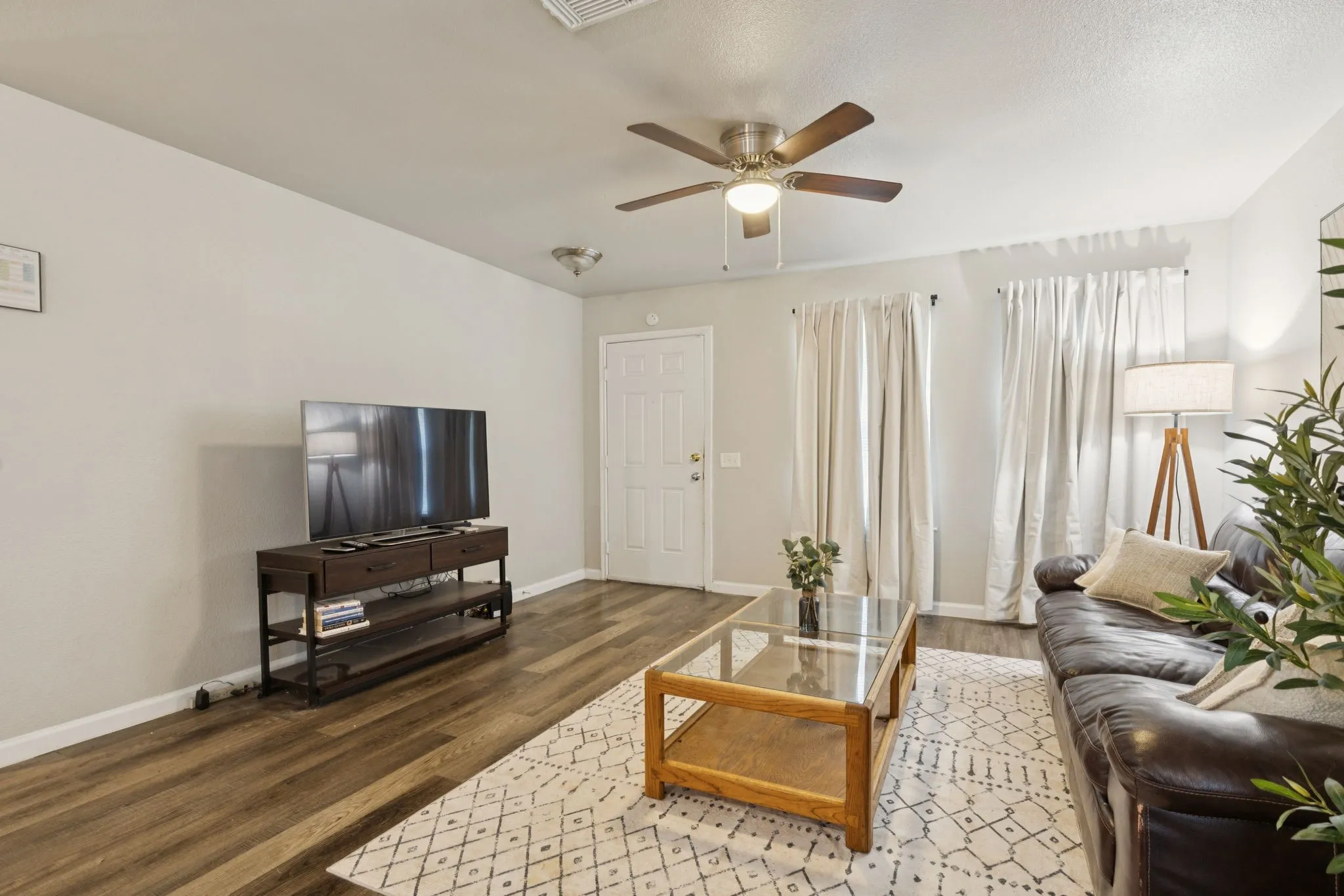 Single Family Residence For Sale in Dallas County , 2710 Silkwood Street, Dallas, Texas 75215, 3 Bedroom, 2 Bathroom, 1 Garage spaces, 1,279 Sqft, built in 2012, mls#21212636, Real Estate Agent in Dallas, Homes For Sale in Dallas county, Homes For Sale in Dallas, Realtor in Dallas Texas, Real Estate Brokerage Independent Realty Texas, Luminita Cordes Realtor