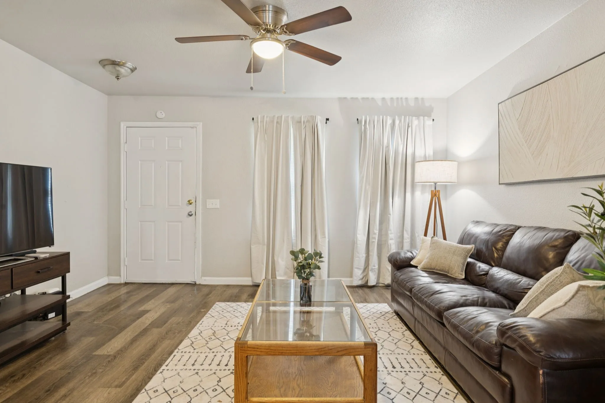 Single Family Residence For Sale in Dallas County , 2710 Silkwood Street, Dallas, Texas 75215, 3 Bedroom, 2 Bathroom, 1 Garage spaces, 1,279 Sqft, built in 2012, mls#21212636, Real Estate Agent in Dallas, Homes For Sale in Dallas county, Homes For Sale in Dallas, Realtor in Dallas Texas, Real Estate Brokerage Independent Realty Texas, Luminita Cordes Realtor