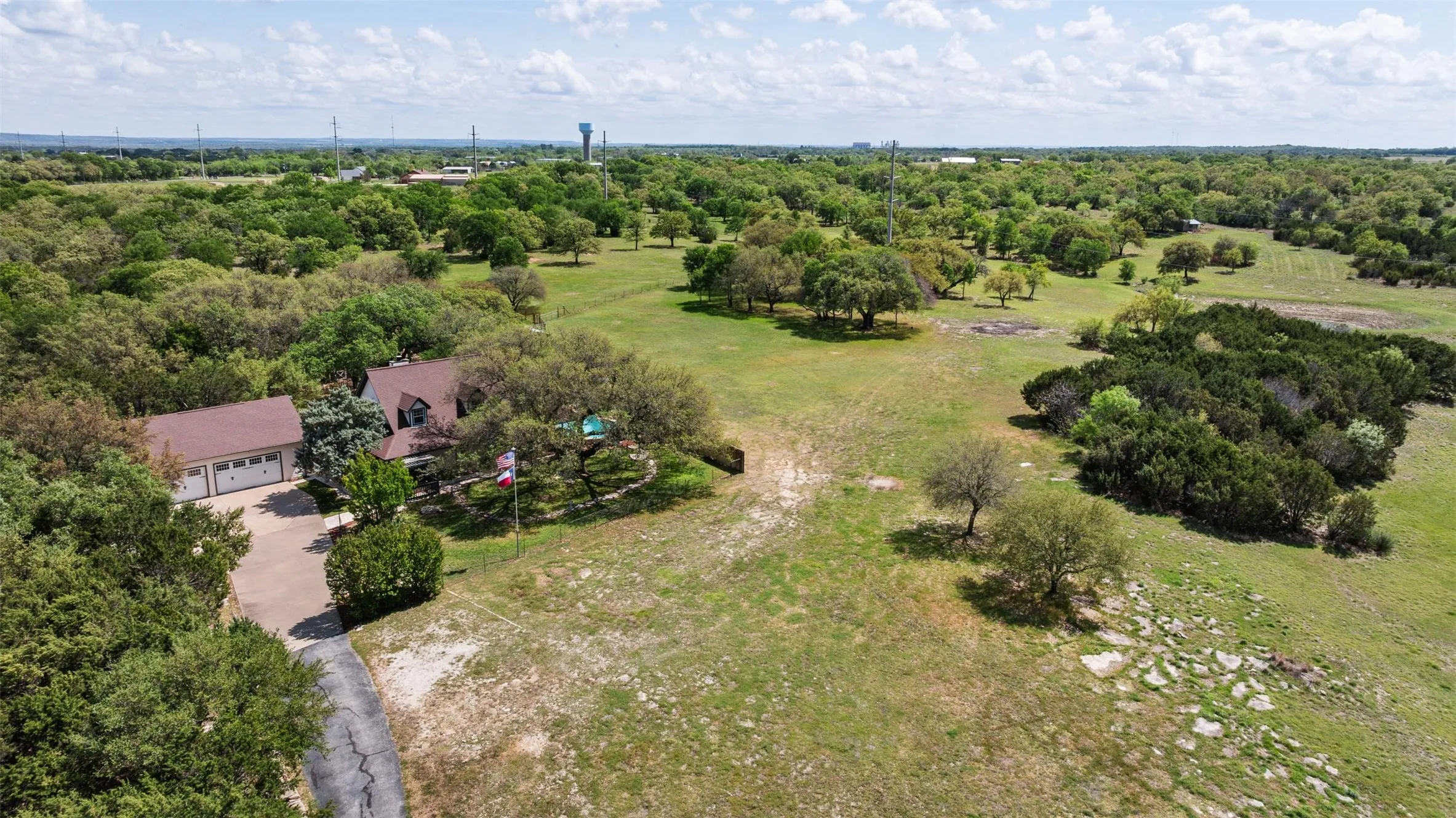 Farm For Sale in Hood County , 1311 Williamson Road, Granbury, Texas 76048, 3 Bedroom, 3 Bathroom, 3 Garage spaces, 2,598 Sqft, built in 2002, Preowned, mls#21216572, Real Estate Agent in Granbury, Homes For Sale in Hood county, Homes For Sale in Granbury, Realtor in Granbury Texas, Real Estate Brokerage Independent Realty Texas, Luminita Cordes Realtor