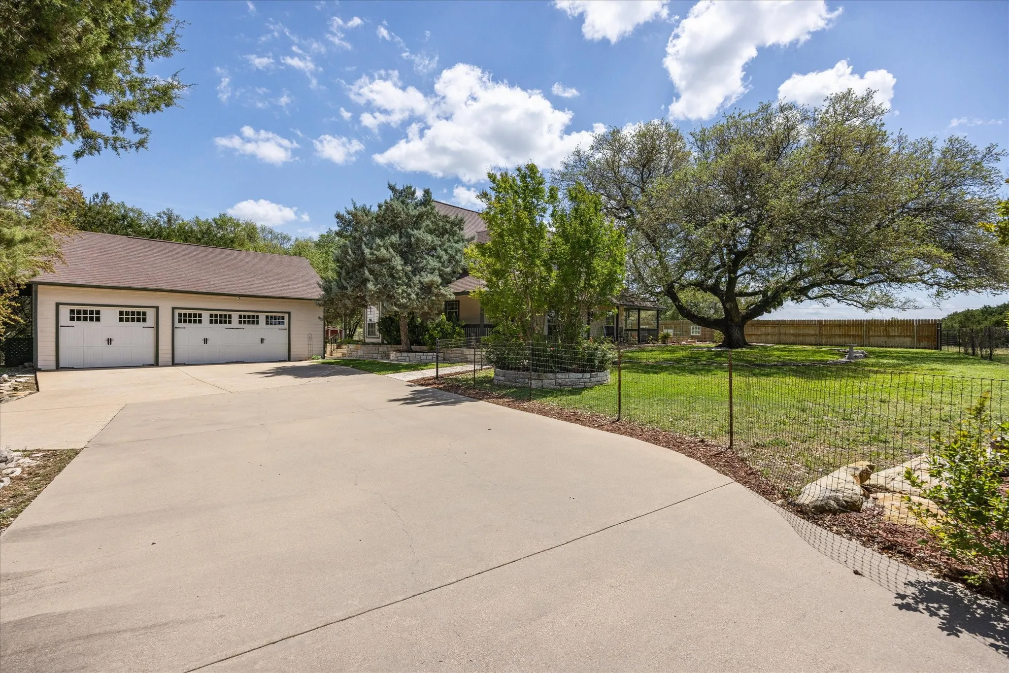 Farm For Sale in Hood County , 1311 Williamson Road, Granbury, Texas 76048, 3 Bedroom, 3 Bathroom, 3 Garage spaces, 2,598 Sqft, built in 2002, Preowned, mls#21216572, Real Estate Agent in Granbury, Homes For Sale in Hood county, Homes For Sale in Granbury, Realtor in Granbury Texas, Real Estate Brokerage Independent Realty Texas, Luminita Cordes Realtor
