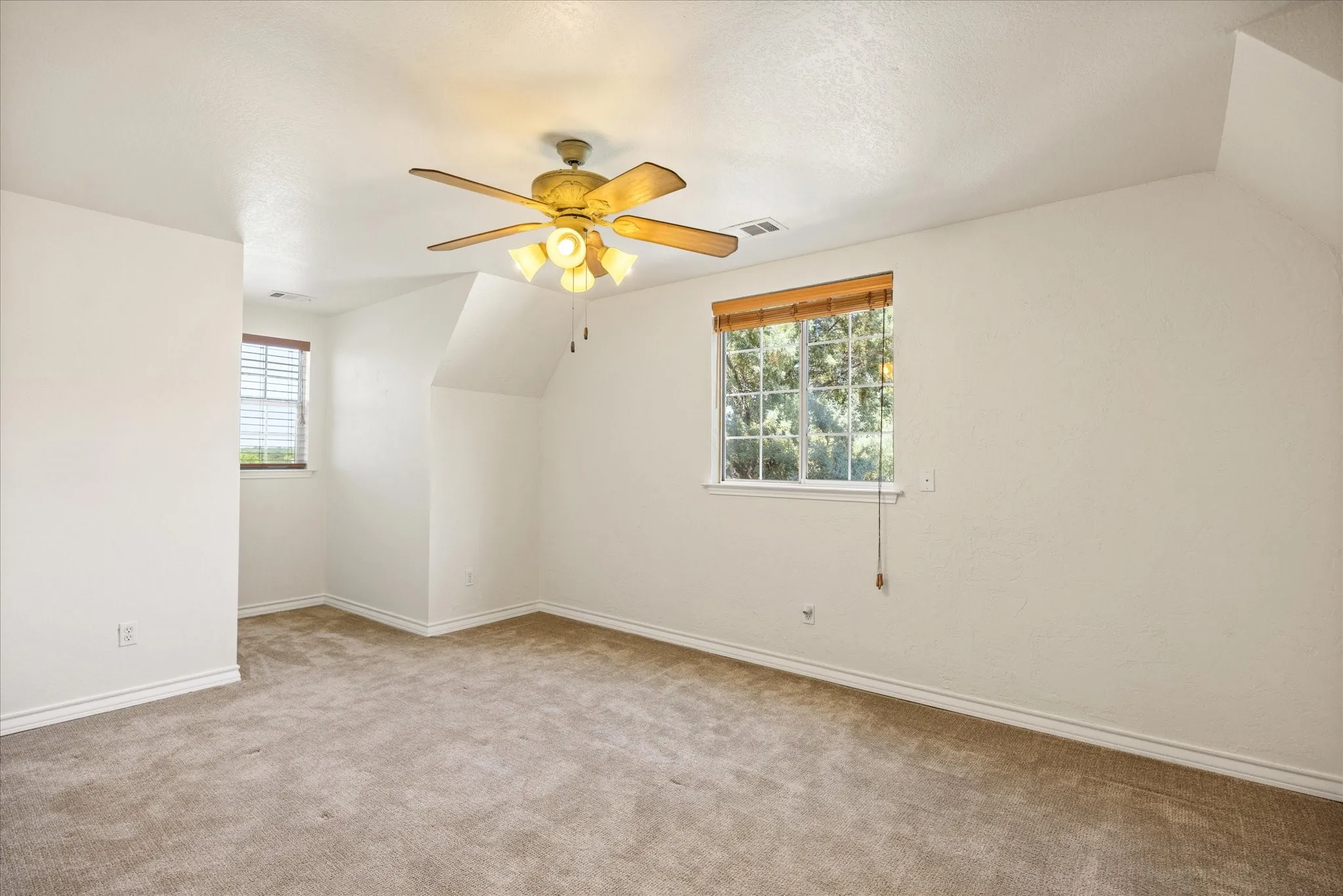Farm For Sale in Hood County , 1311 Williamson Road, Granbury, Texas 76048, 3 Bedroom, 3 Bathroom, 3 Garage spaces, 2,598 Sqft, built in 2002, Preowned, mls#21216572, Real Estate Agent in Granbury, Homes For Sale in Hood county, Homes For Sale in Granbury, Realtor in Granbury Texas, Real Estate Brokerage Independent Realty Texas, Luminita Cordes Realtor