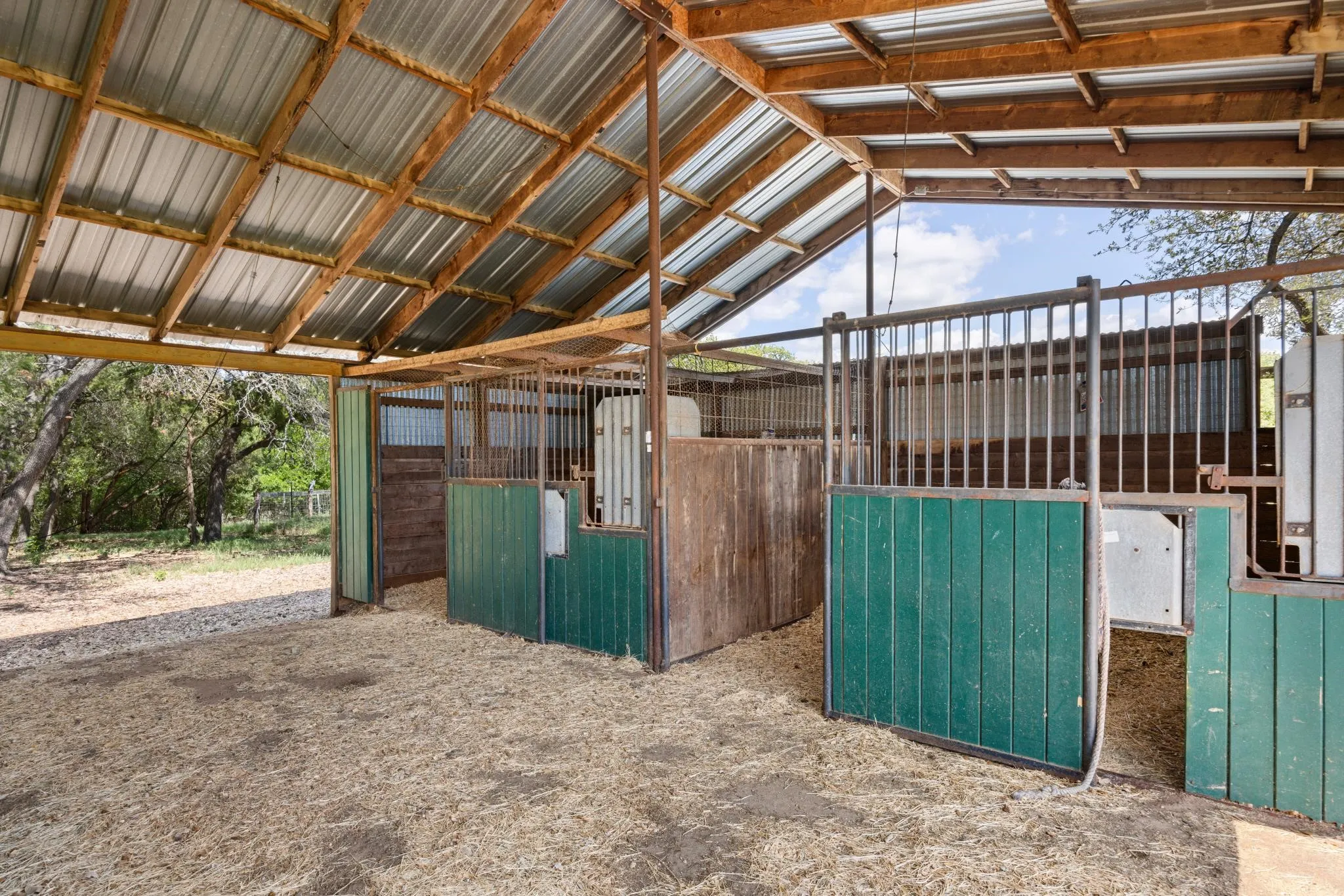 Farm For Sale in Hood County , 1311 Williamson Road, Granbury, Texas 76048, 3 Bedroom, 3 Bathroom, 3 Garage spaces, 2,598 Sqft, built in 2002, Preowned, mls#21216572, Real Estate Agent in Granbury, Homes For Sale in Hood county, Homes For Sale in Granbury, Realtor in Granbury Texas, Real Estate Brokerage Independent Realty Texas, Luminita Cordes Realtor