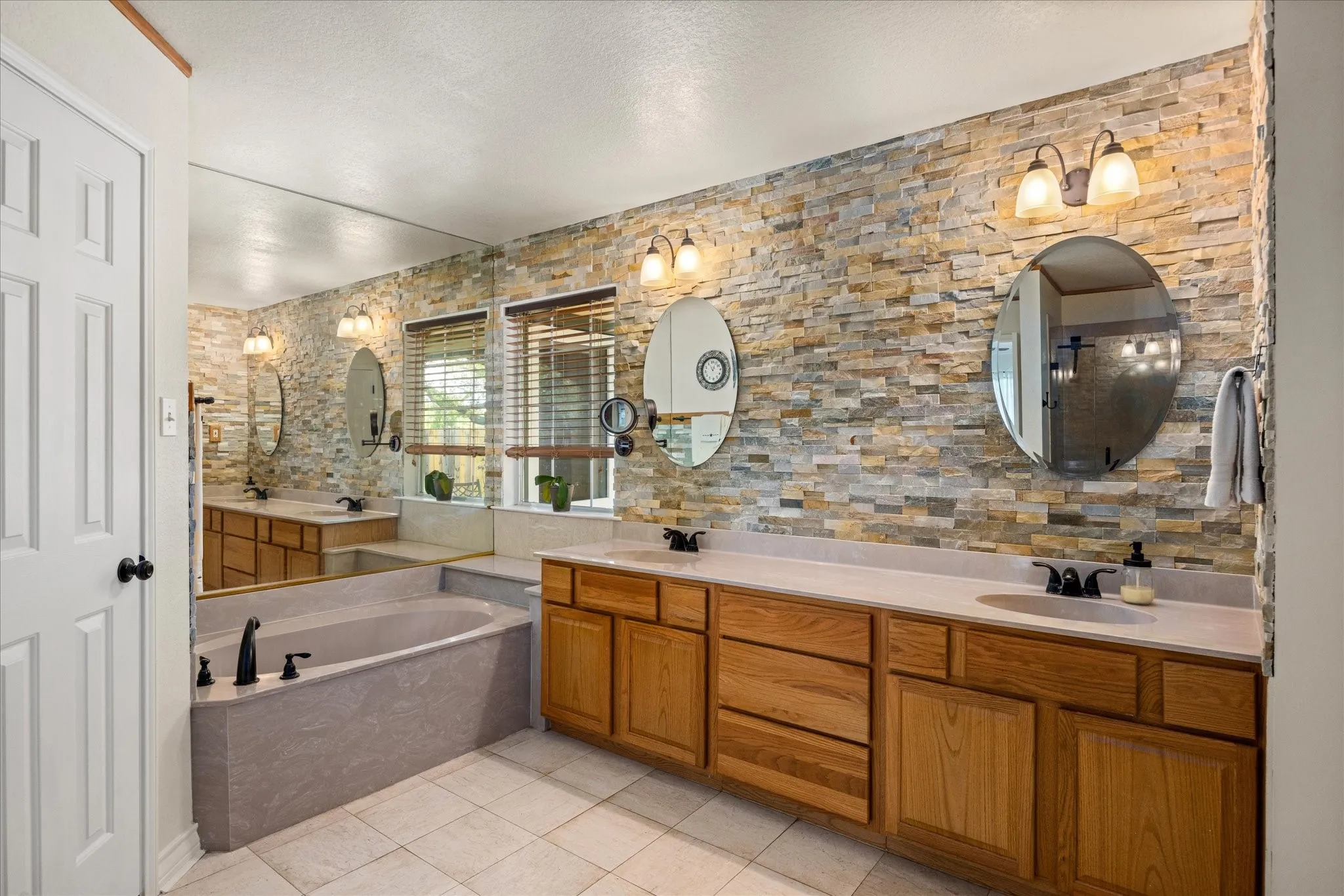 Farm For Sale in Hood County , 1311 Williamson Road, Granbury, Texas 76048, 3 Bedroom, 3 Bathroom, 3 Garage spaces, 2,598 Sqft, built in 2002, Preowned, mls#21216572, Real Estate Agent in Granbury, Homes For Sale in Hood county, Homes For Sale in Granbury, Realtor in Granbury Texas, Real Estate Brokerage Independent Realty Texas, Luminita Cordes Realtor