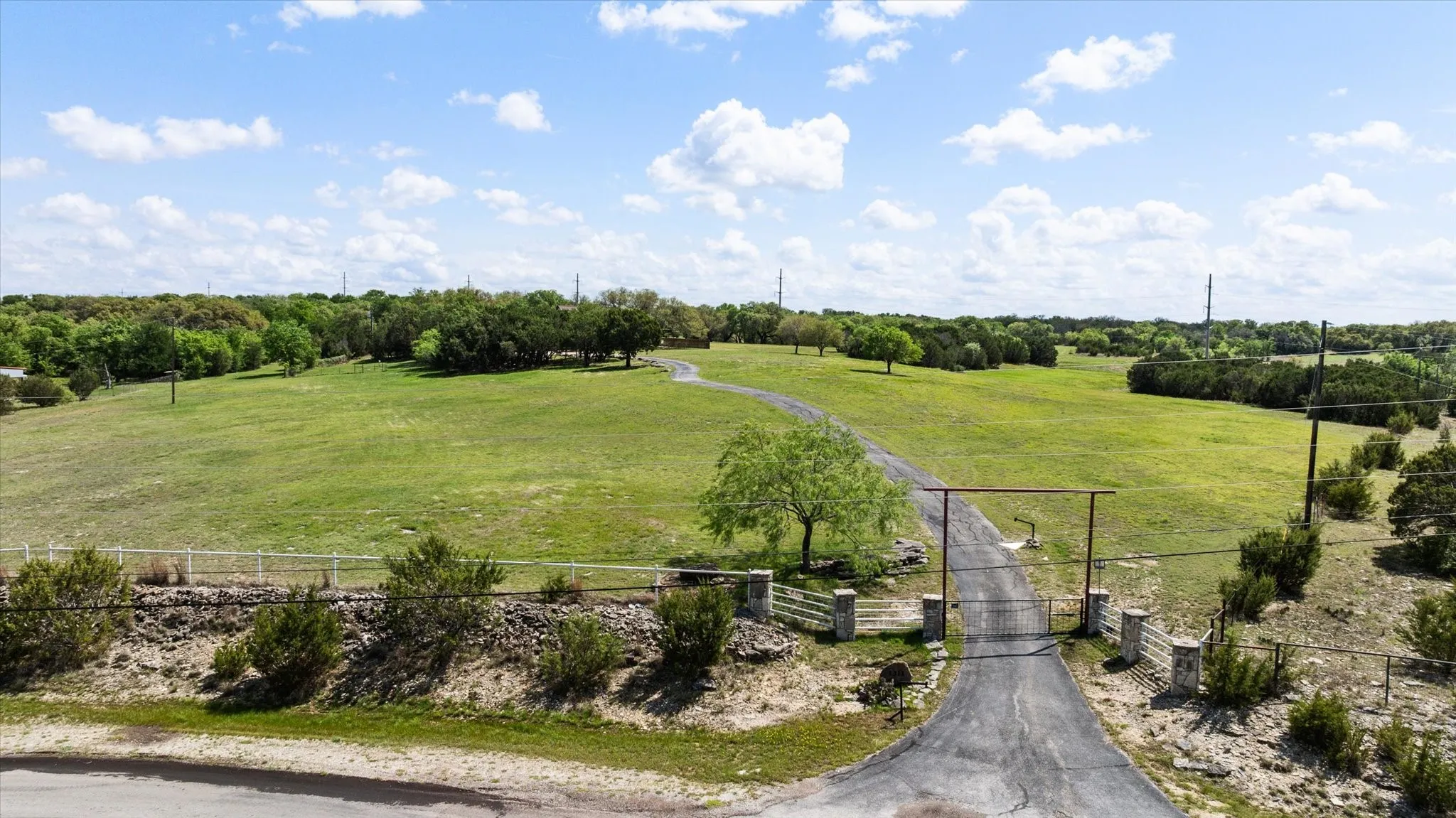 Farm For Sale in Hood County , 1311 Williamson Road, Granbury, Texas 76048, 3 Bedroom, 3 Bathroom, 3 Garage spaces, 2,598 Sqft, built in 2002, Preowned, mls#21216572, Real Estate Agent in Granbury, Homes For Sale in Hood county, Homes For Sale in Granbury, Realtor in Granbury Texas, Real Estate Brokerage Independent Realty Texas, Luminita Cordes Realtor