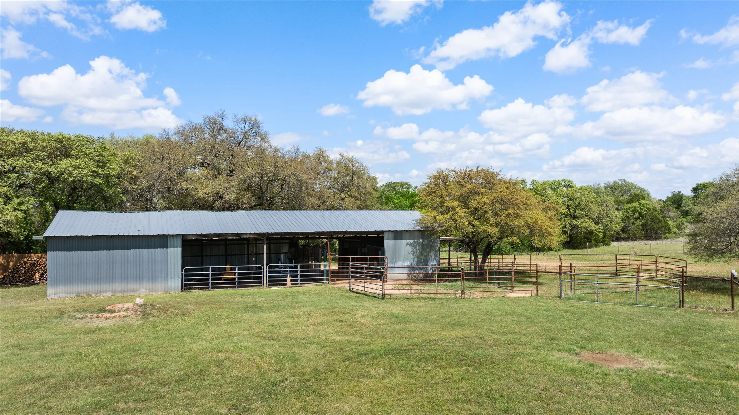 Farm For Sale in Hood County , 1311 Williamson Road, Granbury, Texas 76048, 3 Bedroom, 3 Bathroom, 3 Garage spaces, 2,598 Sqft, built in 2002, Preowned, mls#21216572, Real Estate Agent in Granbury, Homes For Sale in Hood county, Homes For Sale in Granbury, Realtor in Granbury Texas, Real Estate Brokerage Independent Realty Texas, Luminita Cordes Realtor